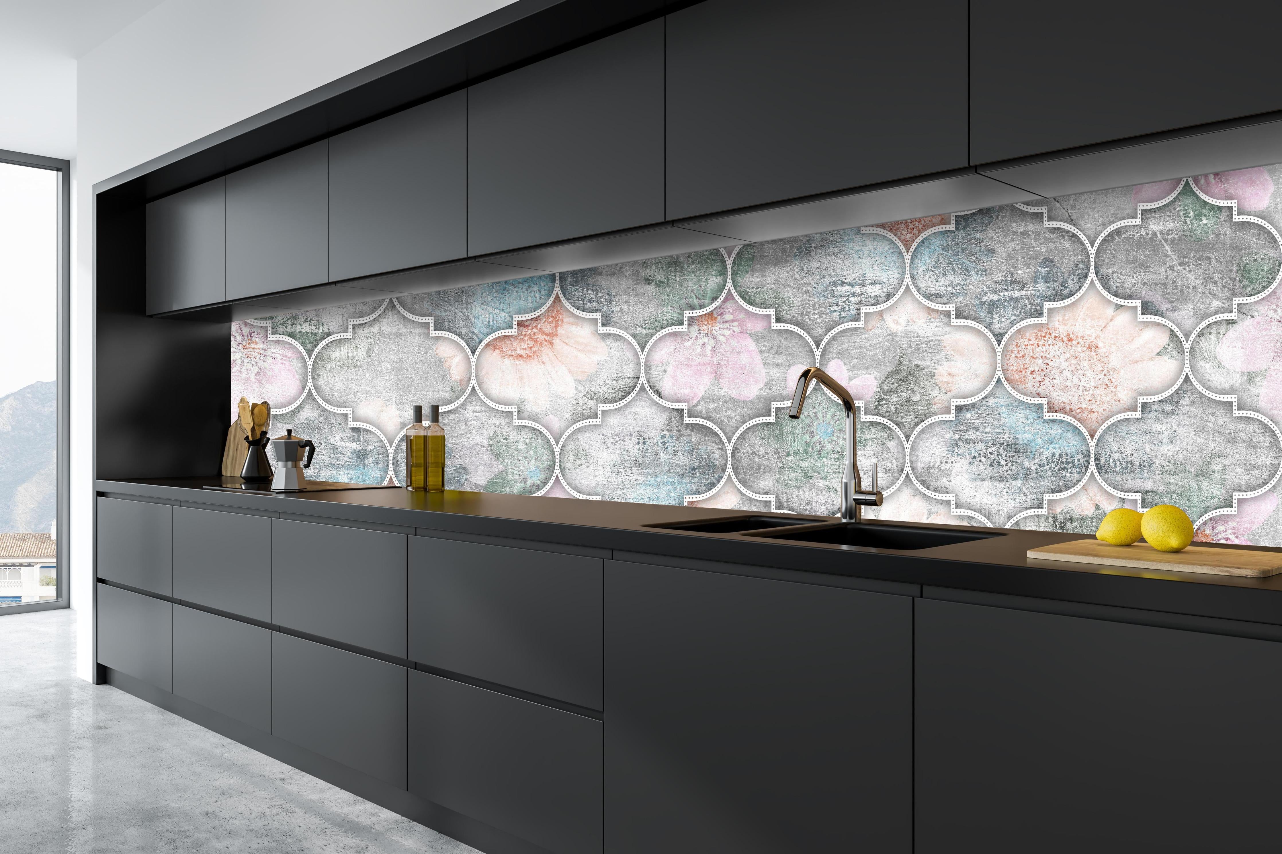 Küche - Helles Kunstmuster - Floral hinter weißen Hochglanz-Küchenregalen und schwarzem Wasserhahn