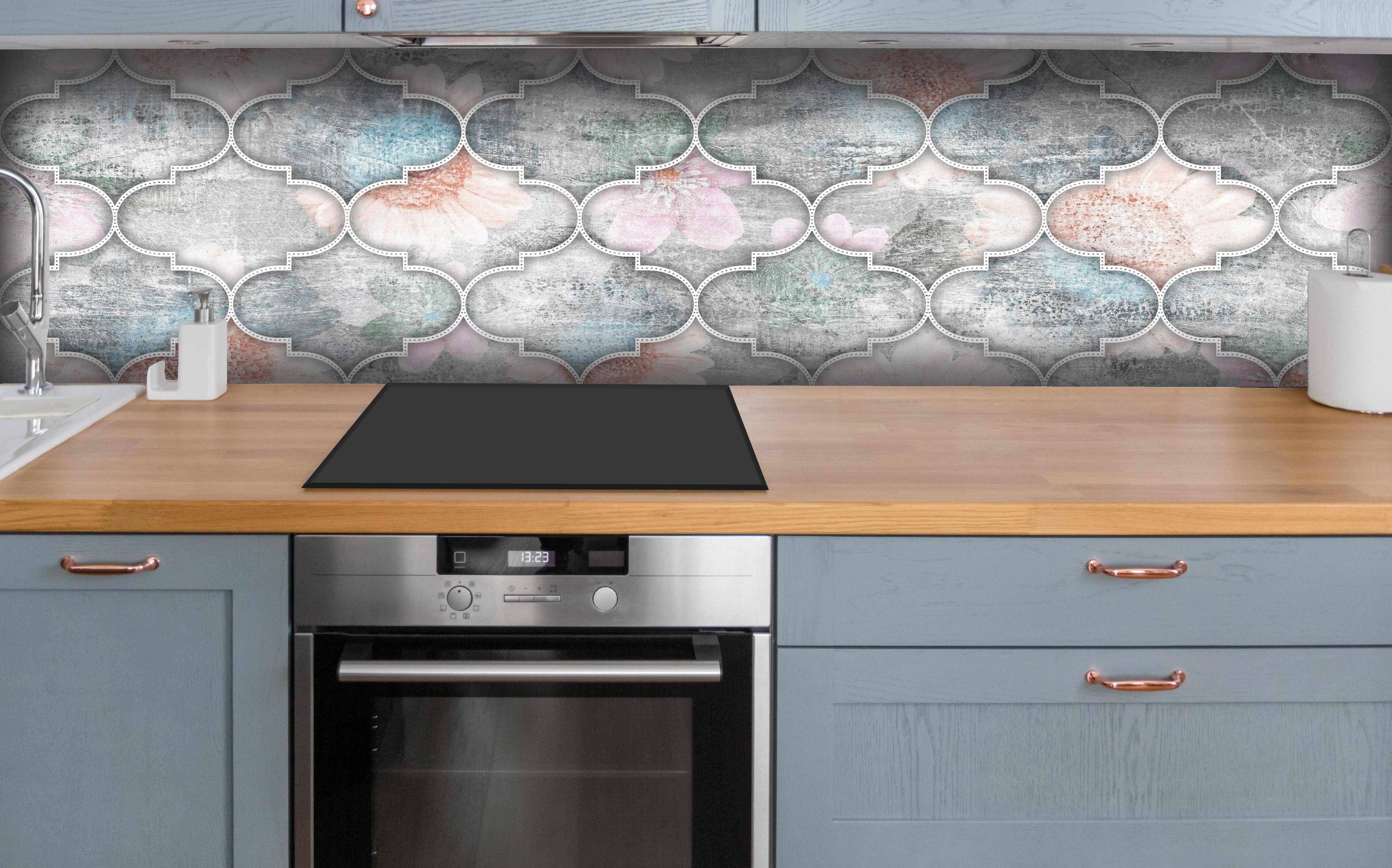 Küche - Helles Kunstmuster - Floral hinter weißen Hochglanz-Küchenregalen und schwarzem Wasserhahn