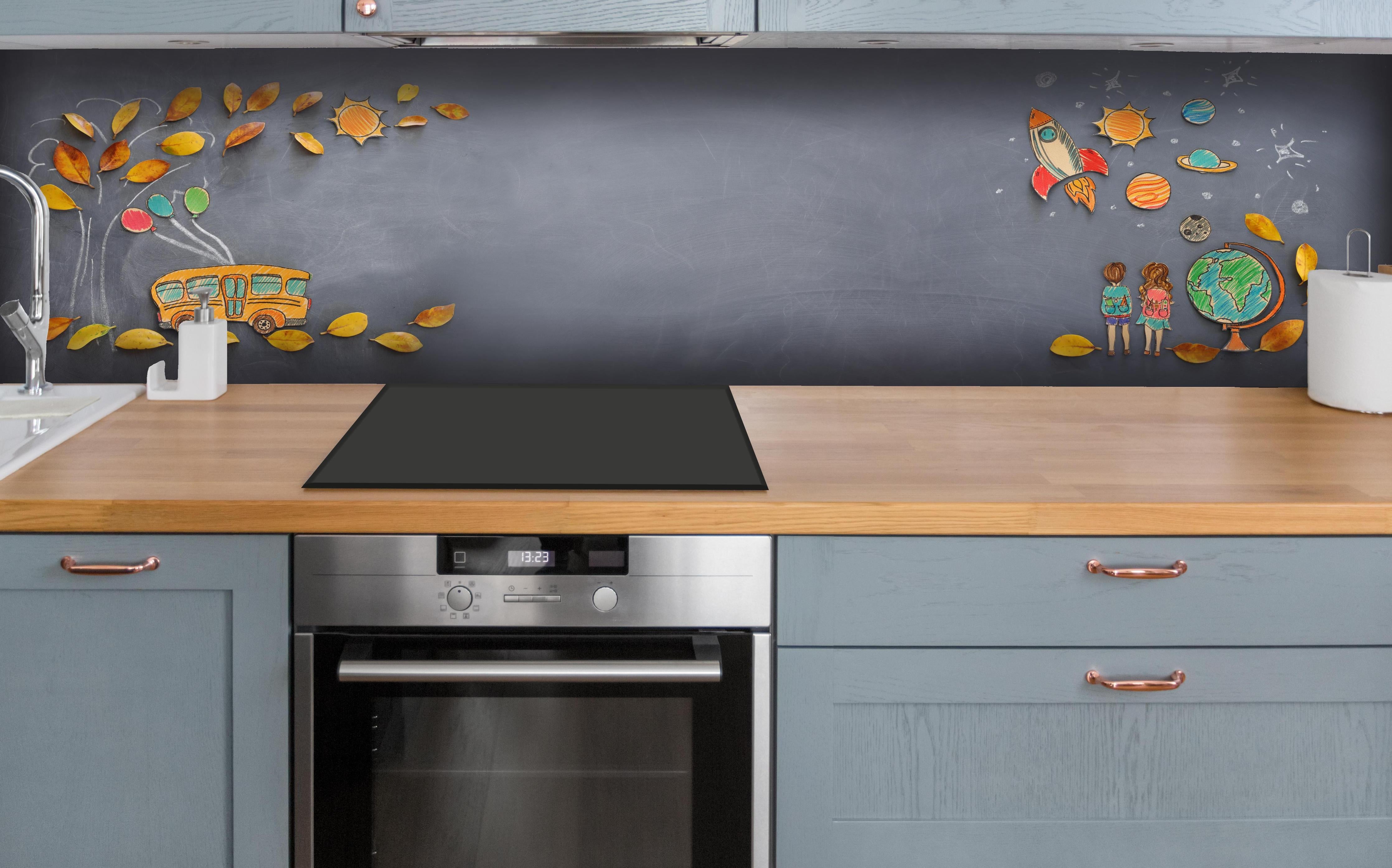 Küche - Herbstleaves und Schulbus auf Tafel hinter weißen Hochglanz-Küchenregalen und schwarzem Wasserhahn