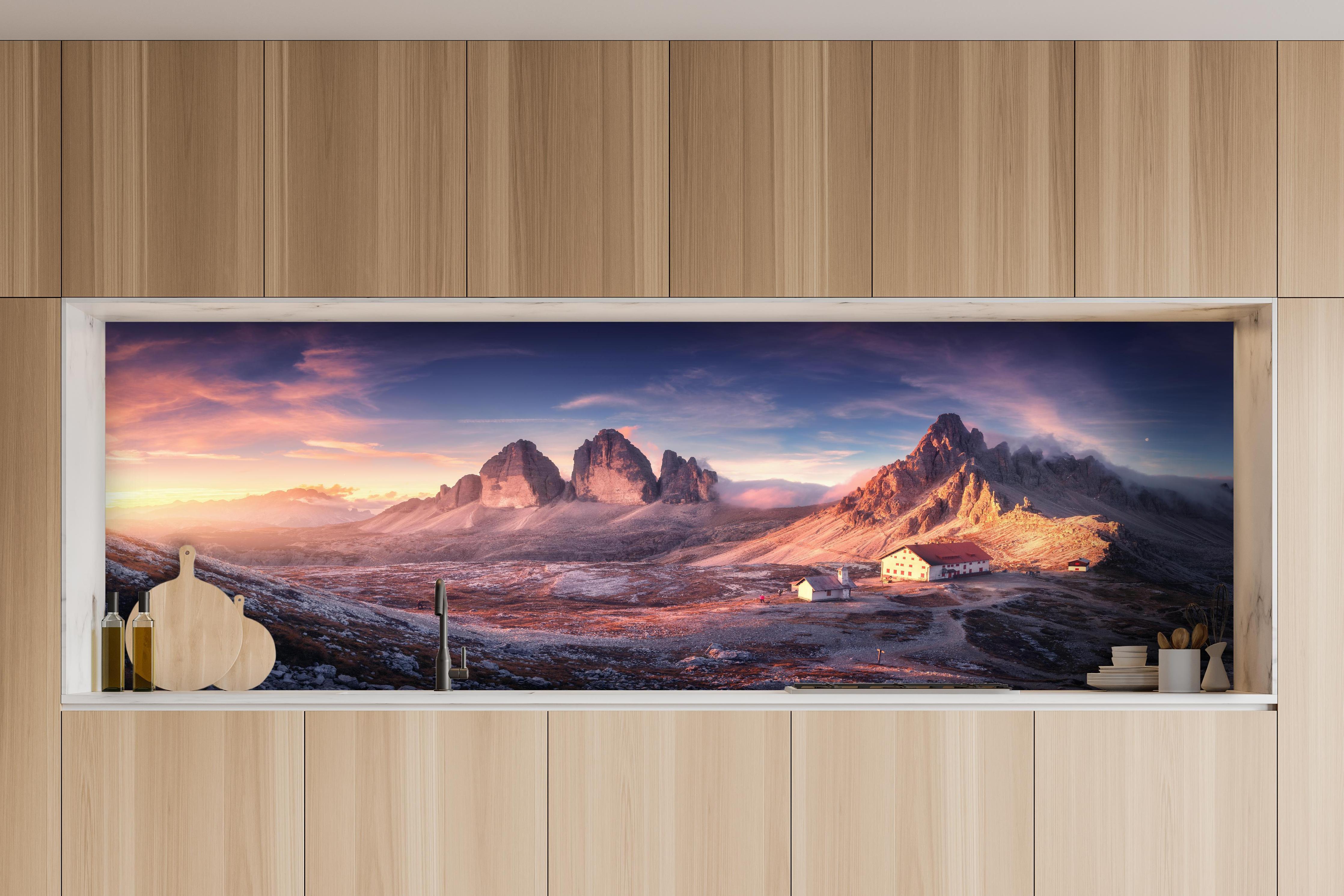 Küche - Herbstlicher Blick auf ein Bergtal hinter weißen Hochglanz-Küchenregalen und schwarzem Wasserhahn