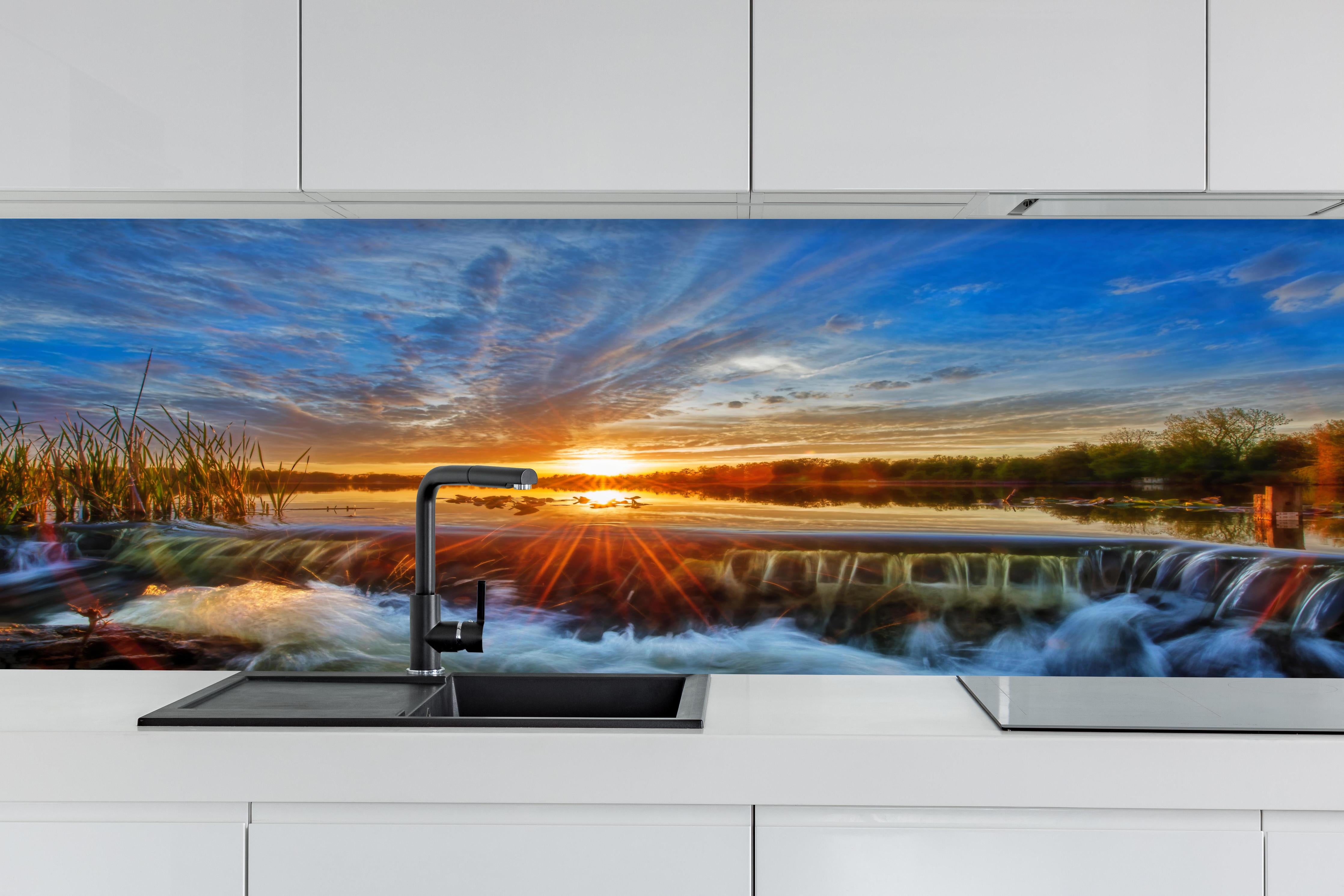 Küche - Herbstlicher Sonnenuntergang hinter weißen Hochglanz-Küchenregalen und schwarzem Wasserhahn