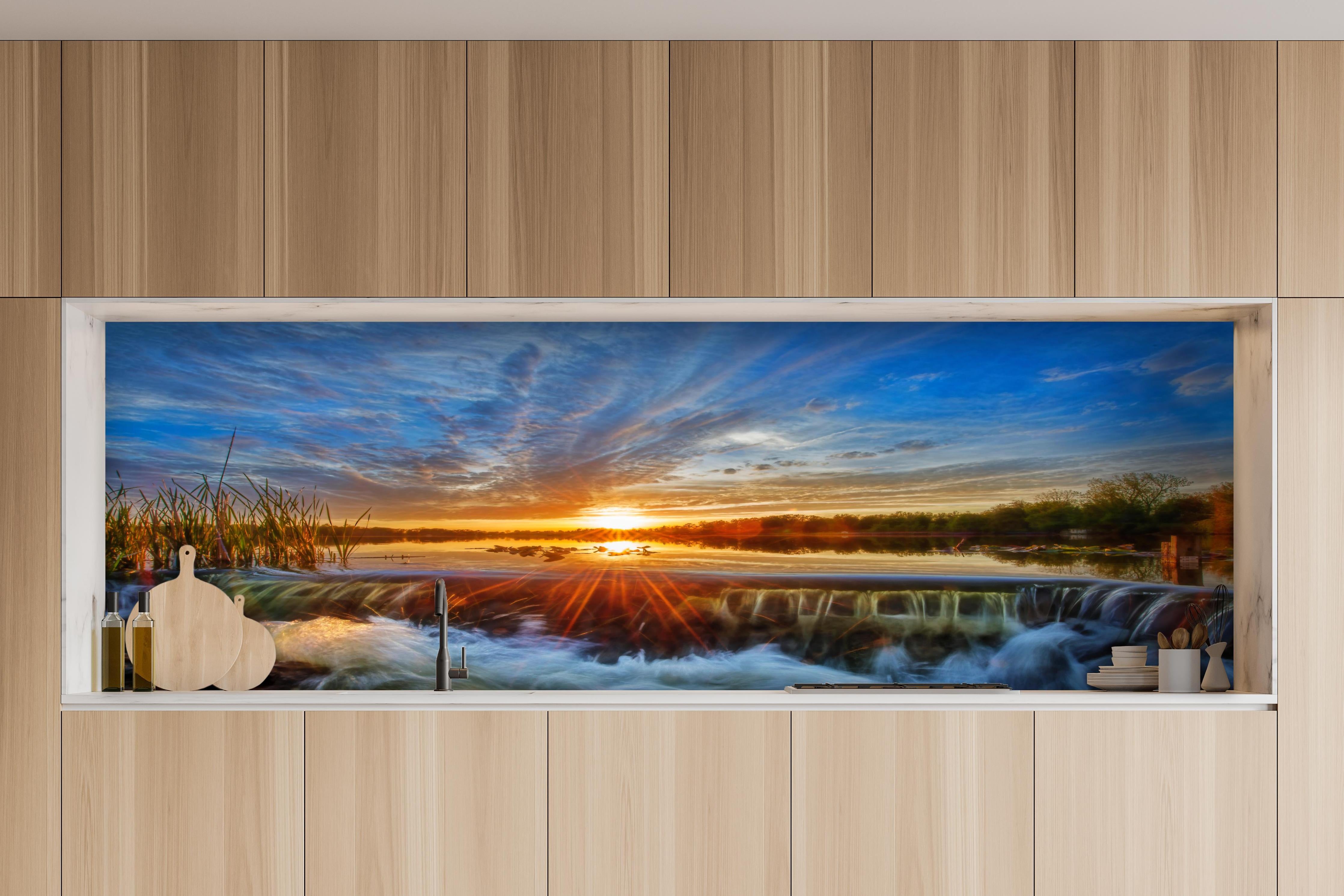 Küche - Herbstlicher Sonnenuntergang hinter weißen Hochglanz-Küchenregalen und schwarzem Wasserhahn