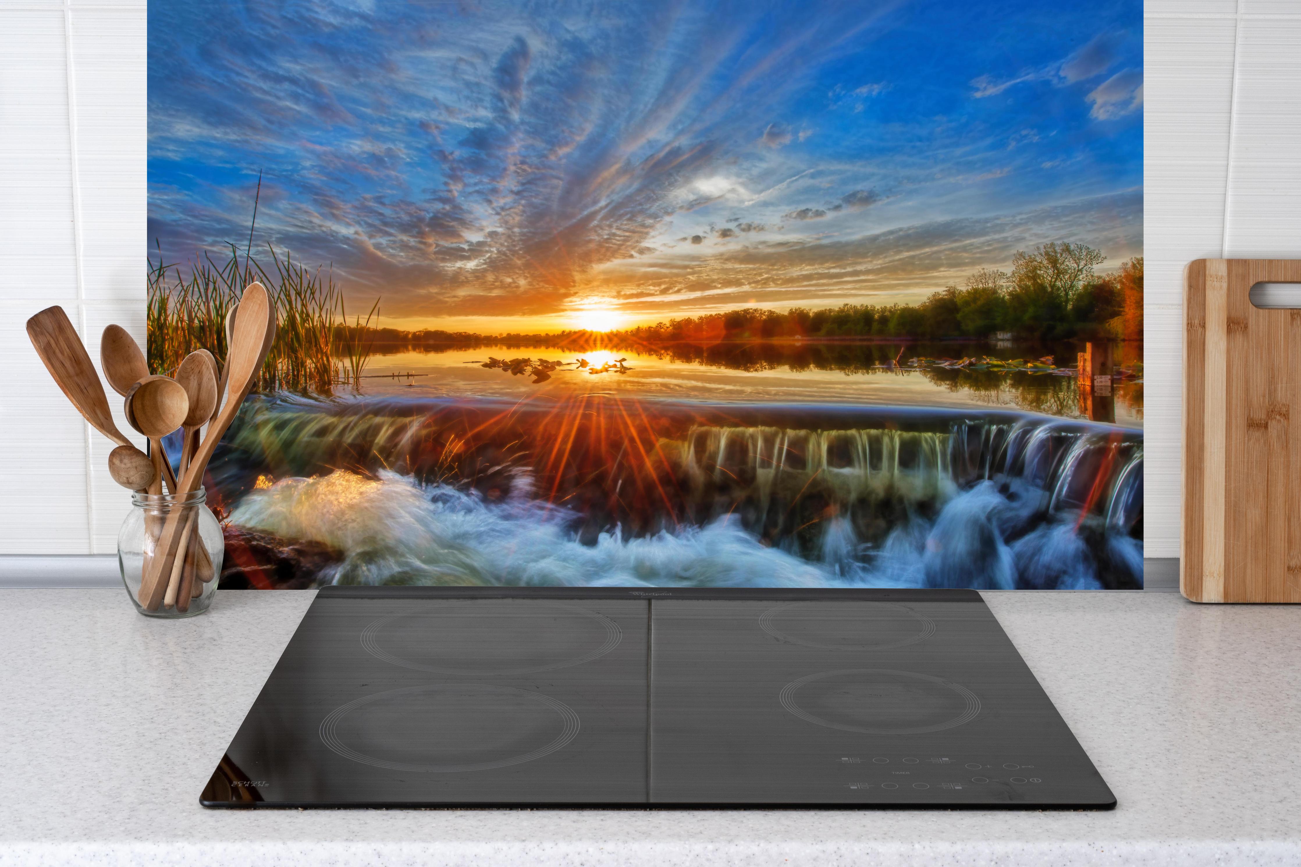 Küche - Herbstlicher Sonnenuntergang hinter weißen Hochglanz-Küchenregalen und schwarzem Wasserhahn