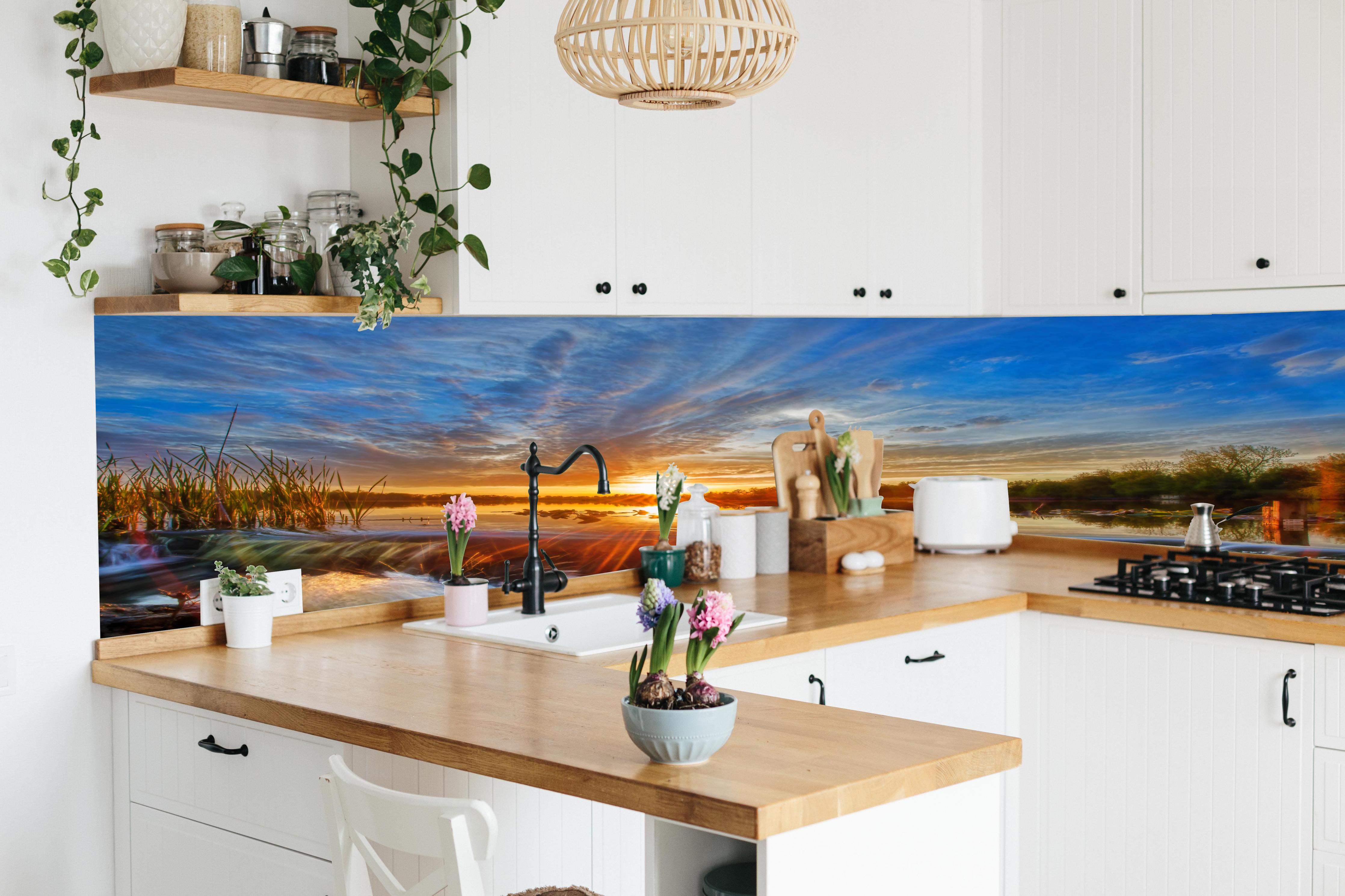 Küche - Herbstlicher Sonnenuntergang hinter weißen Hochglanz-Küchenregalen und schwarzem Wasserhahn