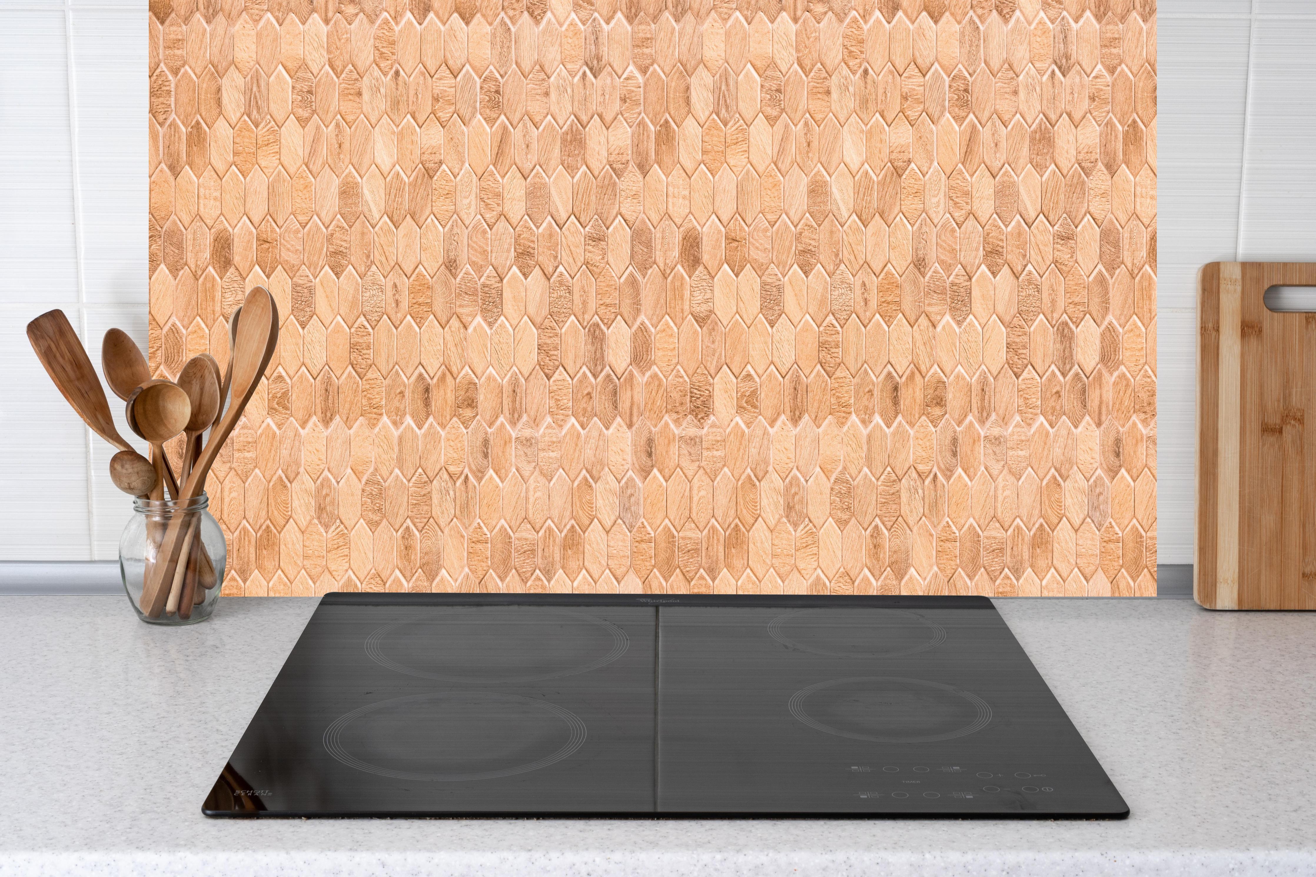 Küche - Hexagonales Wabenmuster Holzoptik hinter weißen Hochglanz-Küchenregalen und schwarzem Wasserhahn