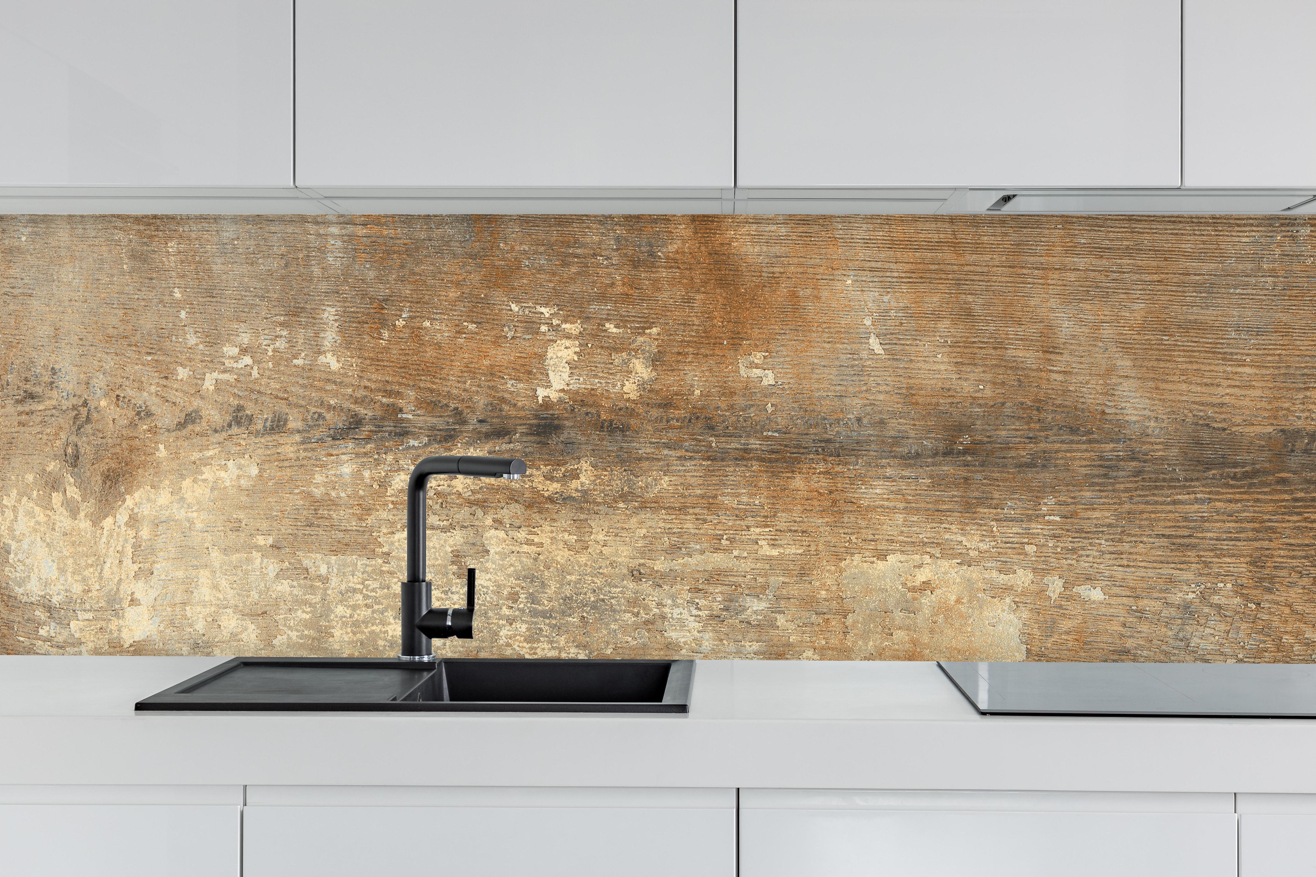 Küche - Historische Eichenholz-Oberflächenstruktur hinter weißen Hochglanz-Küchenregalen und schwarzem Wasserhahn