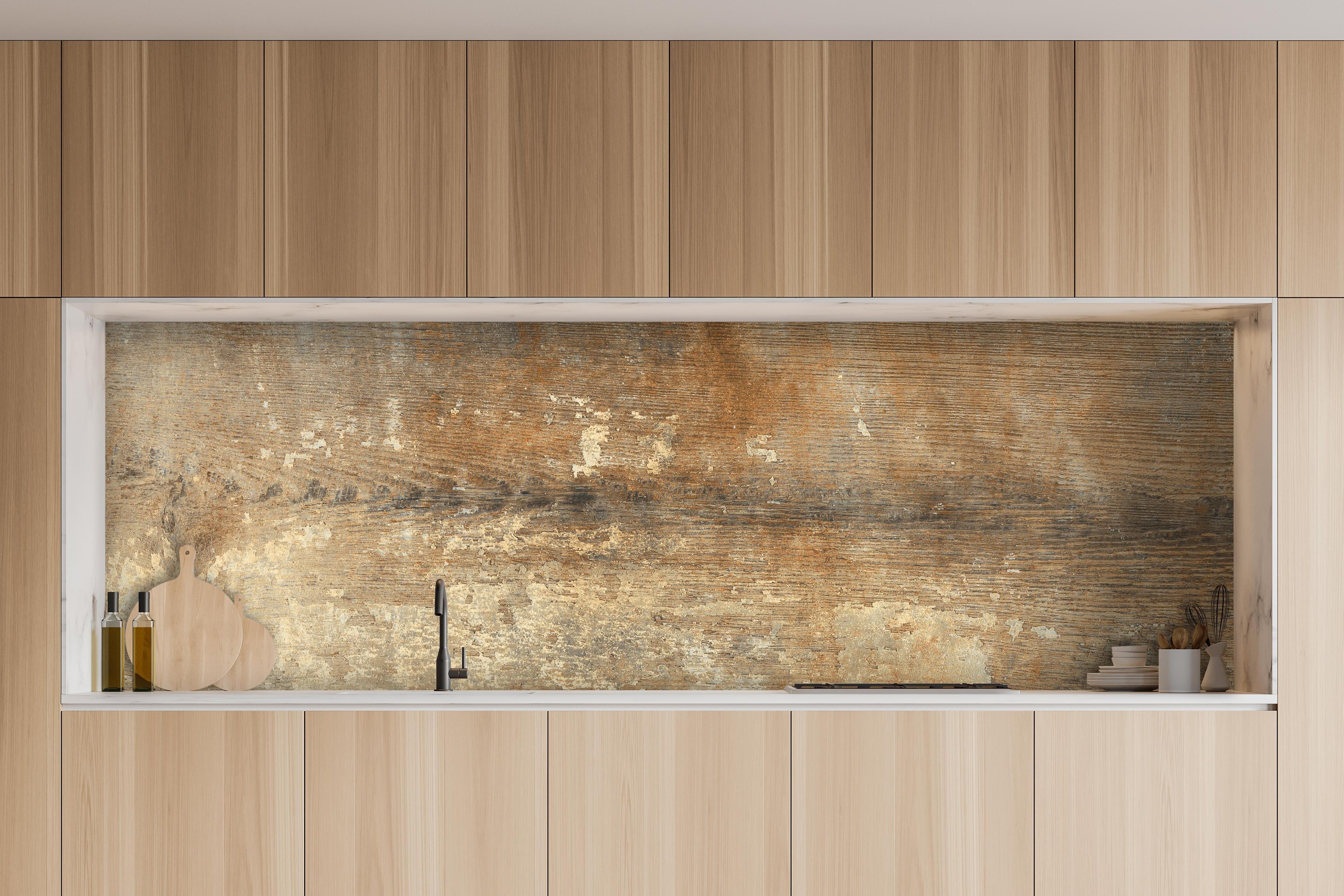 Küche - Historische Eichenholz-Oberflächenstruktur hinter weißen Hochglanz-Küchenregalen und schwarzem Wasserhahn