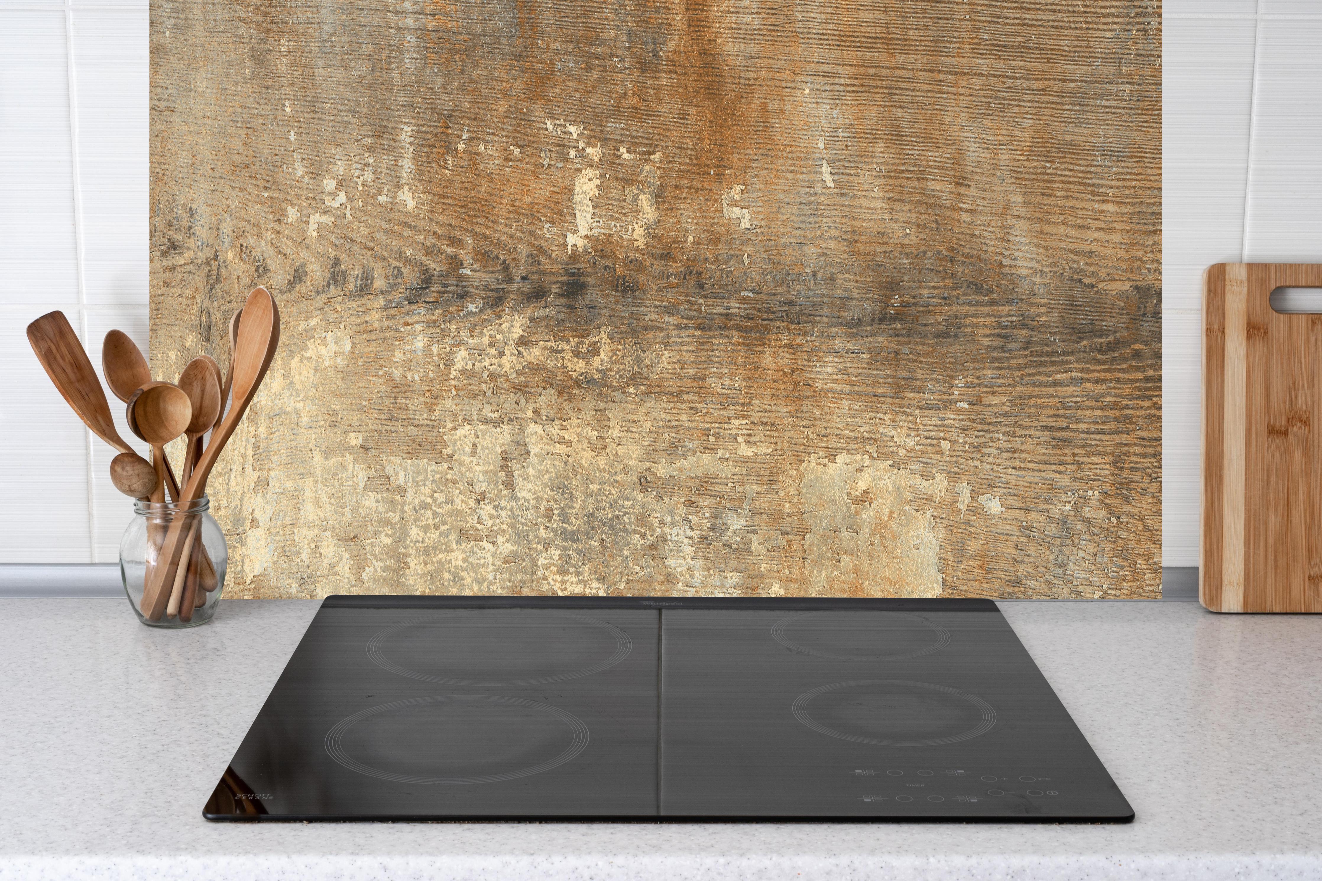 Küche - Historische Eichenholz-Oberflächenstruktur hinter weißen Hochglanz-Küchenregalen und schwarzem Wasserhahn