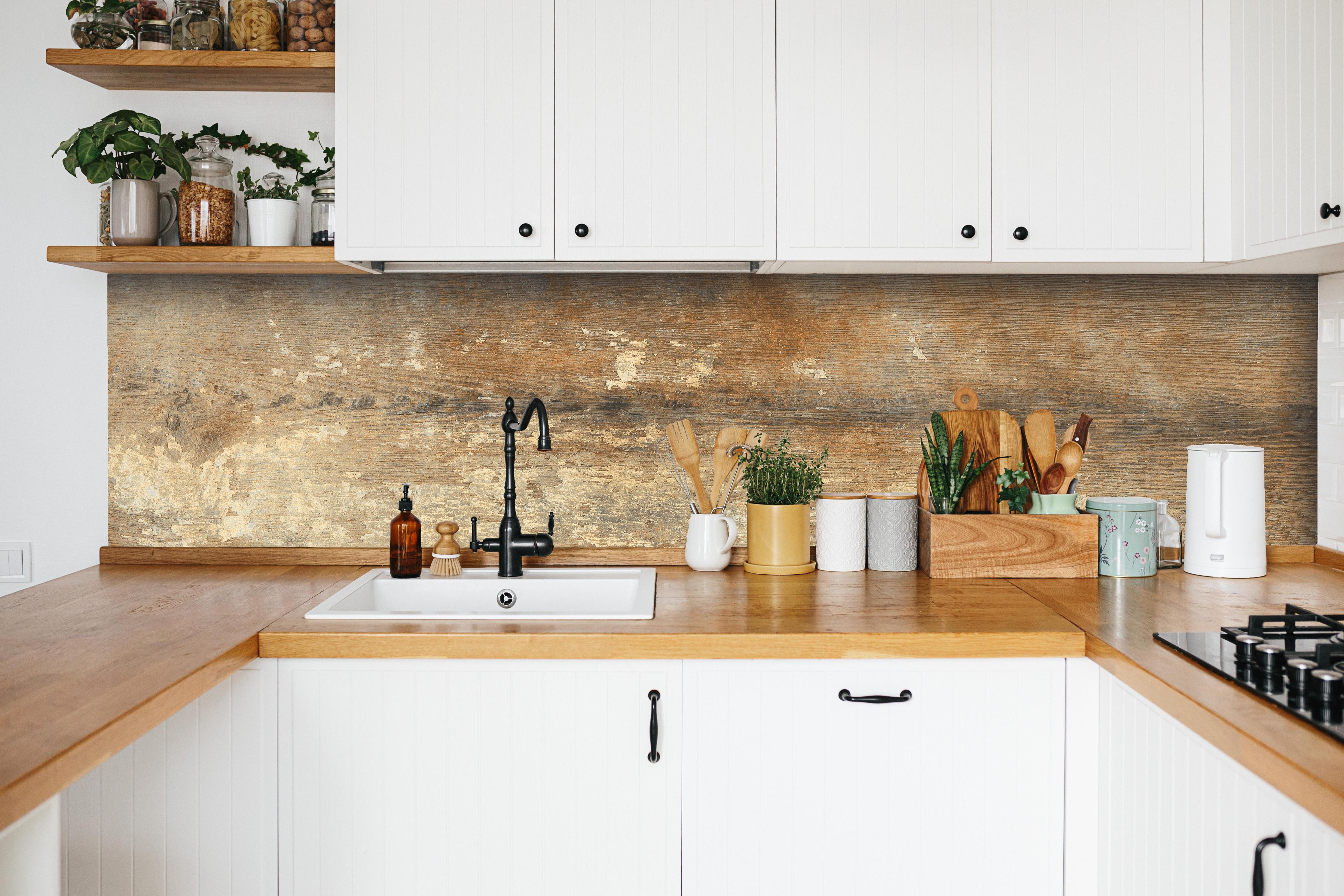 Küche - Historische Eichenholz-Oberflächenstruktur hinter weißen Hochglanz-Küchenregalen und schwarzem Wasserhahn