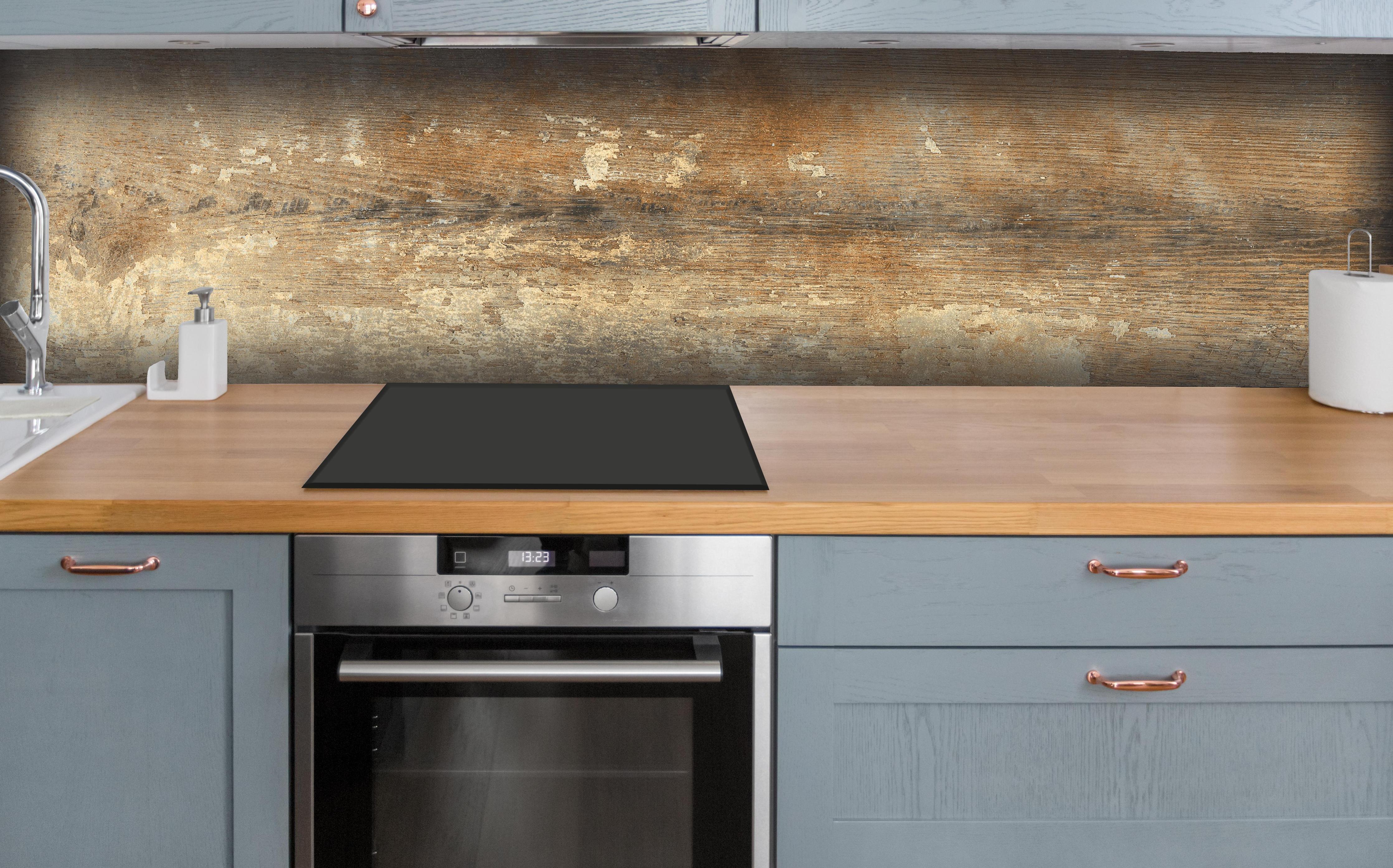 Küche - Historische Eichenholz-Oberflächenstruktur hinter weißen Hochglanz-Küchenregalen und schwarzem Wasserhahn