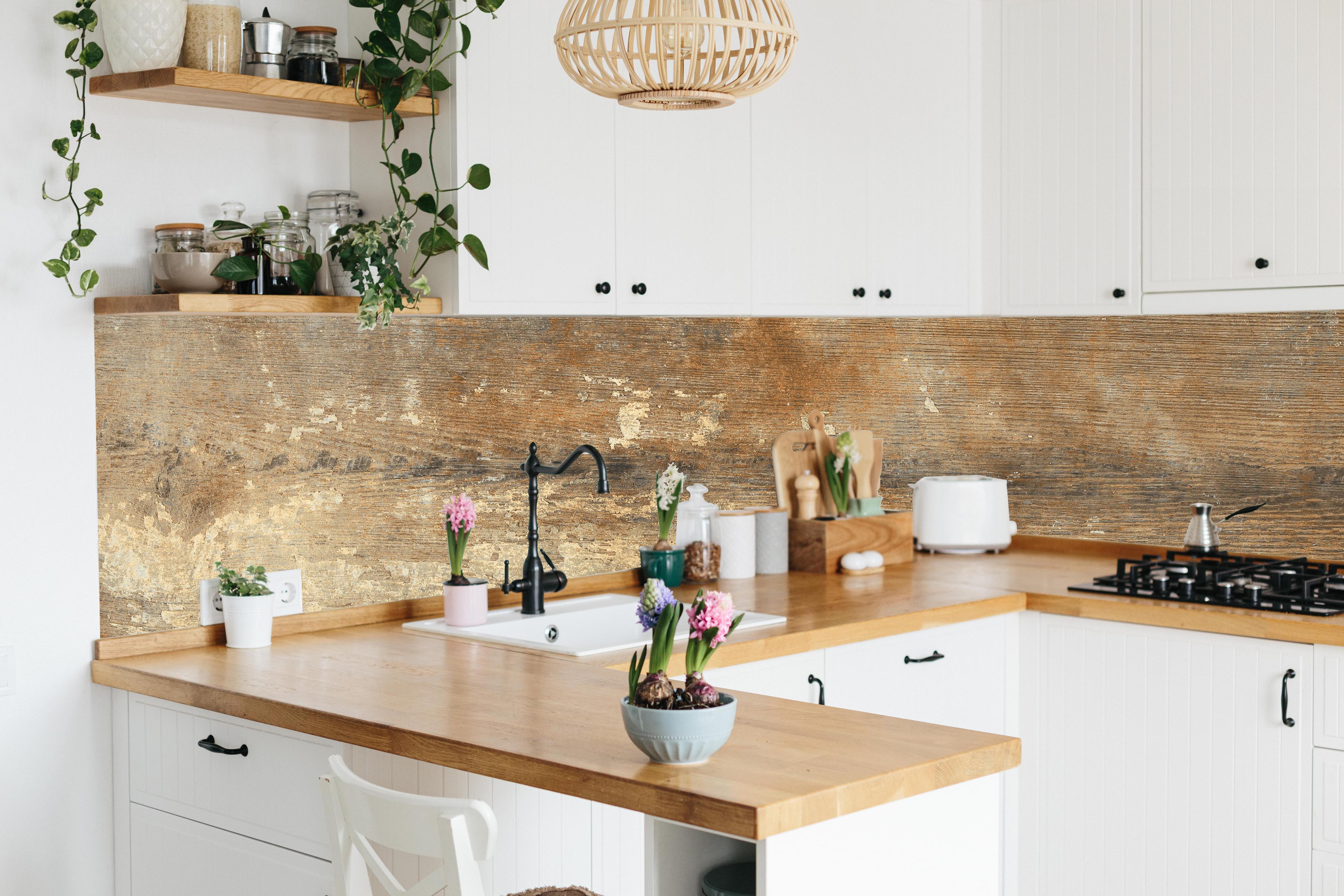 Küche - Historische Eichenholz-Oberflächenstruktur hinter weißen Hochglanz-Küchenregalen und schwarzem Wasserhahn