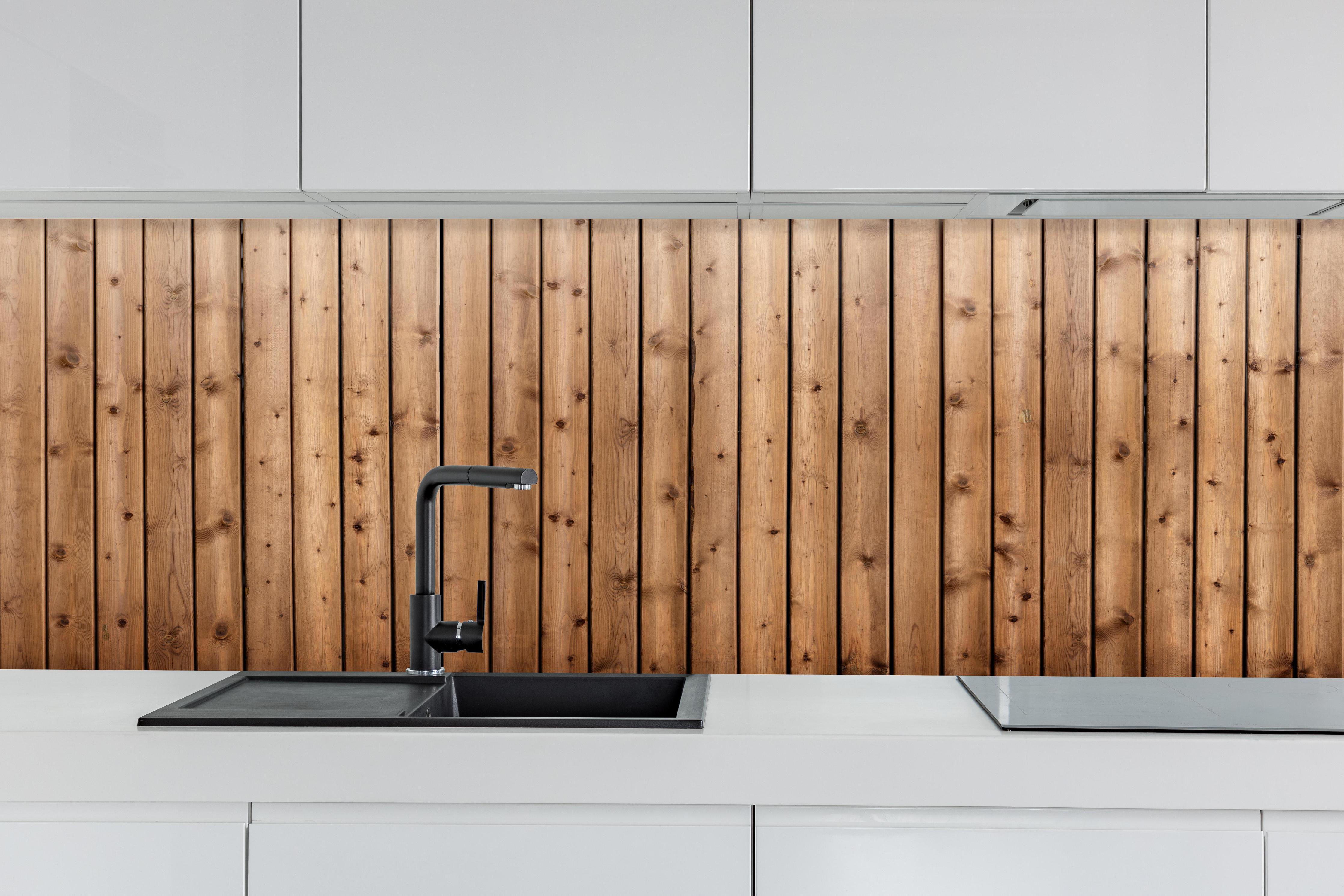 Küche - Hochauflösende Holzbrett-Struktur hinter weißen Hochglanz-Küchenregalen und schwarzem Wasserhahn