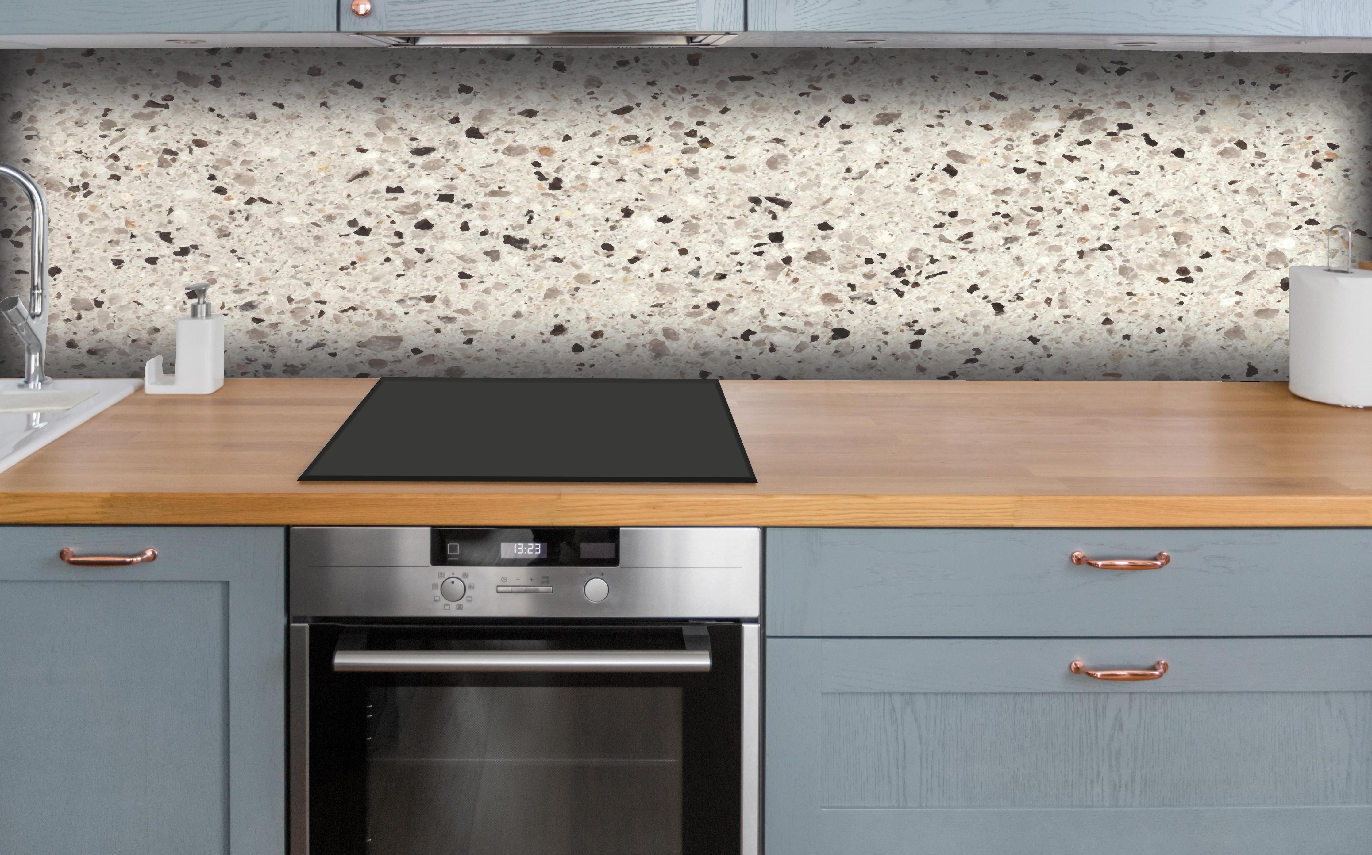 Küche - Hochwertige Weiß-und-Grau Terrazzo Textur hinter weißen Hochglanz-Küchenregalen und schwarzem Wasserhahn