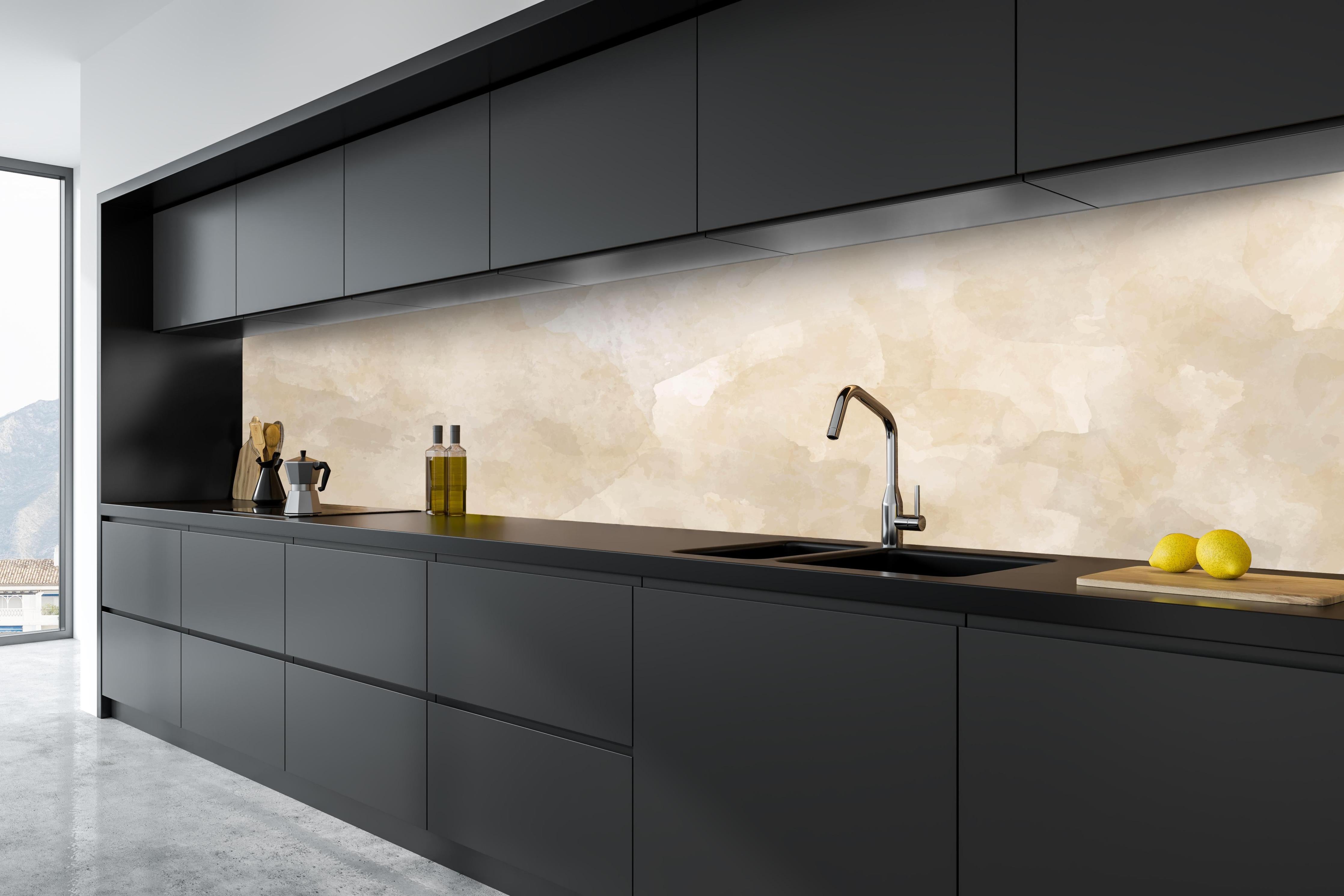 Küche - Hochwertige Yag-Marmor Textur in Beige-Grau hinter weißen Hochglanz-Küchenregalen und schwarzem Wasserhahn