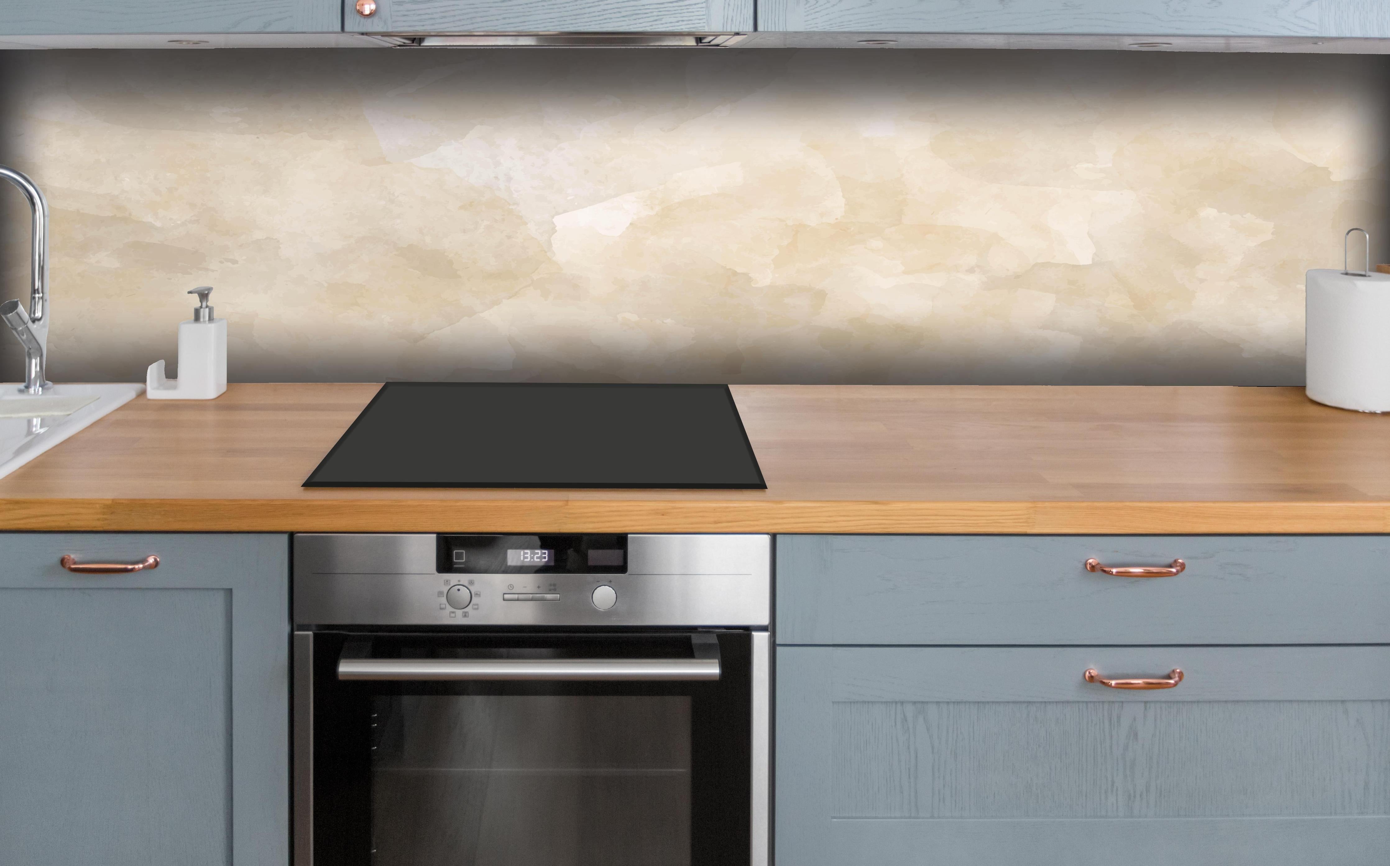 Küche - Hochwertige Yag-Marmor Textur in Beige-Grau hinter weißen Hochglanz-Küchenregalen und schwarzem Wasserhahn