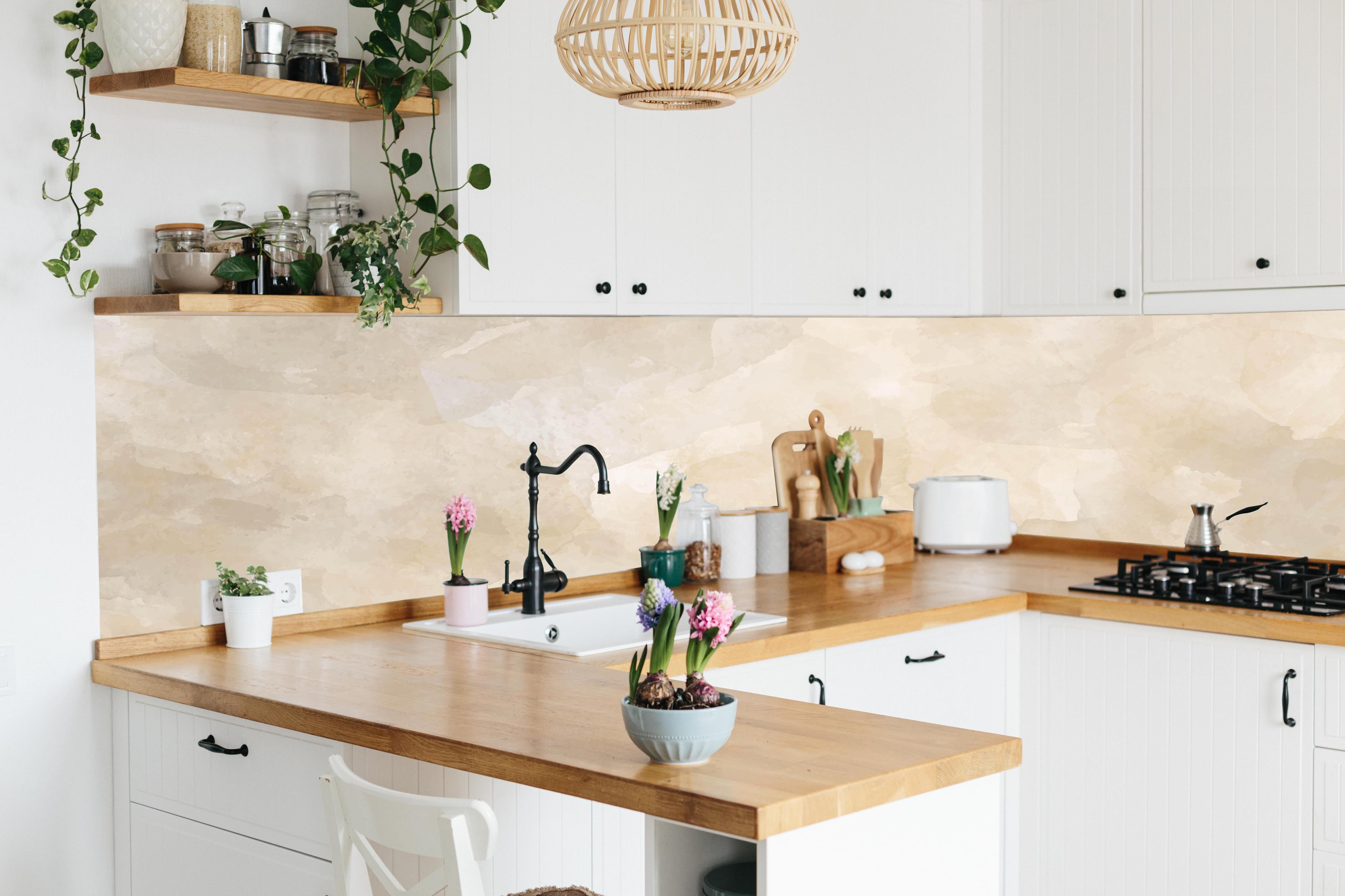 Küche - Hochwertige Yag-Marmor Textur in Beige-Grau hinter weißen Hochglanz-Küchenregalen und schwarzem Wasserhahn