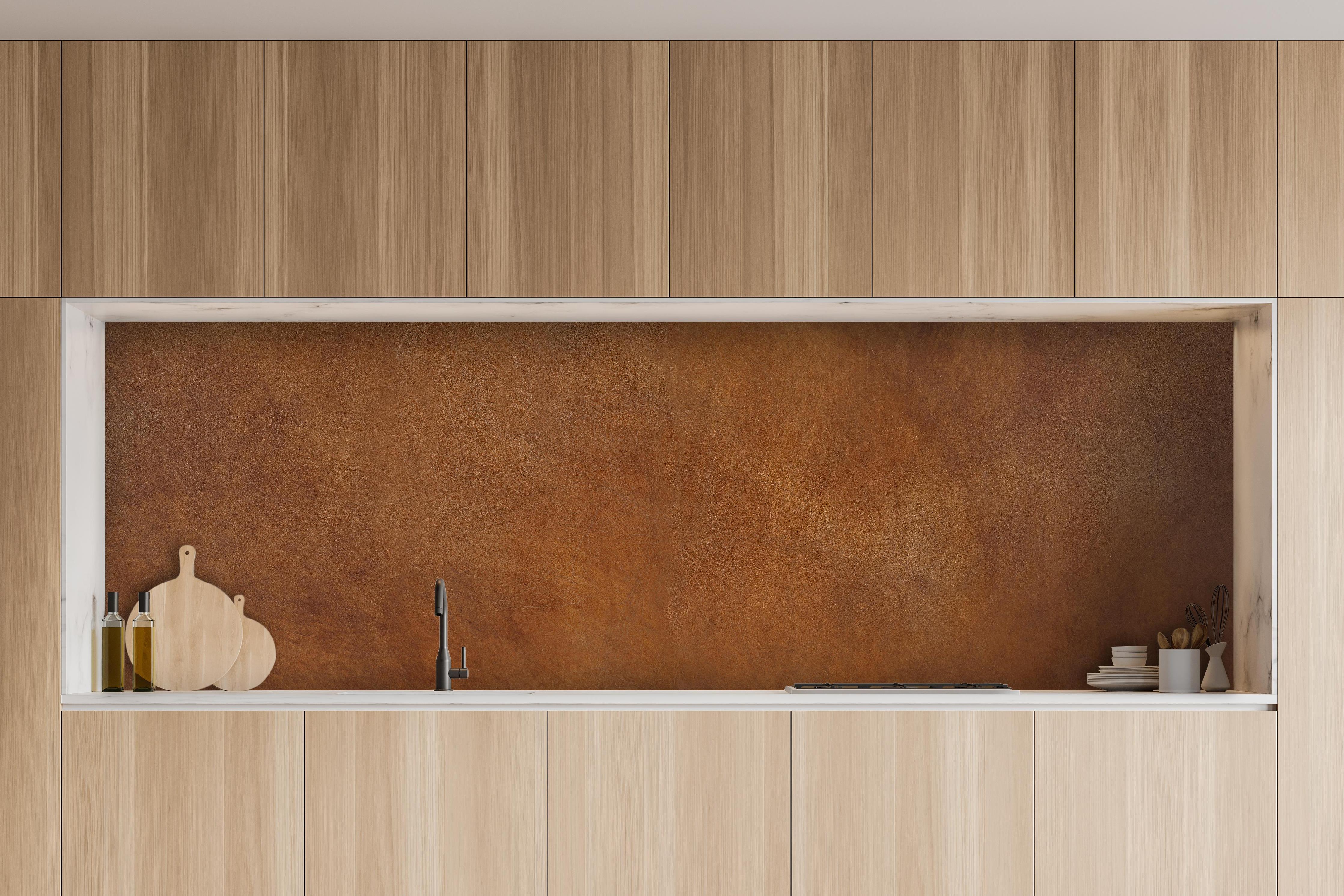 Küche - Hochwertige abstrakte braune Lederoberfläche hinter weißen Hochglanz-Küchenregalen und schwarzem Wasserhahn