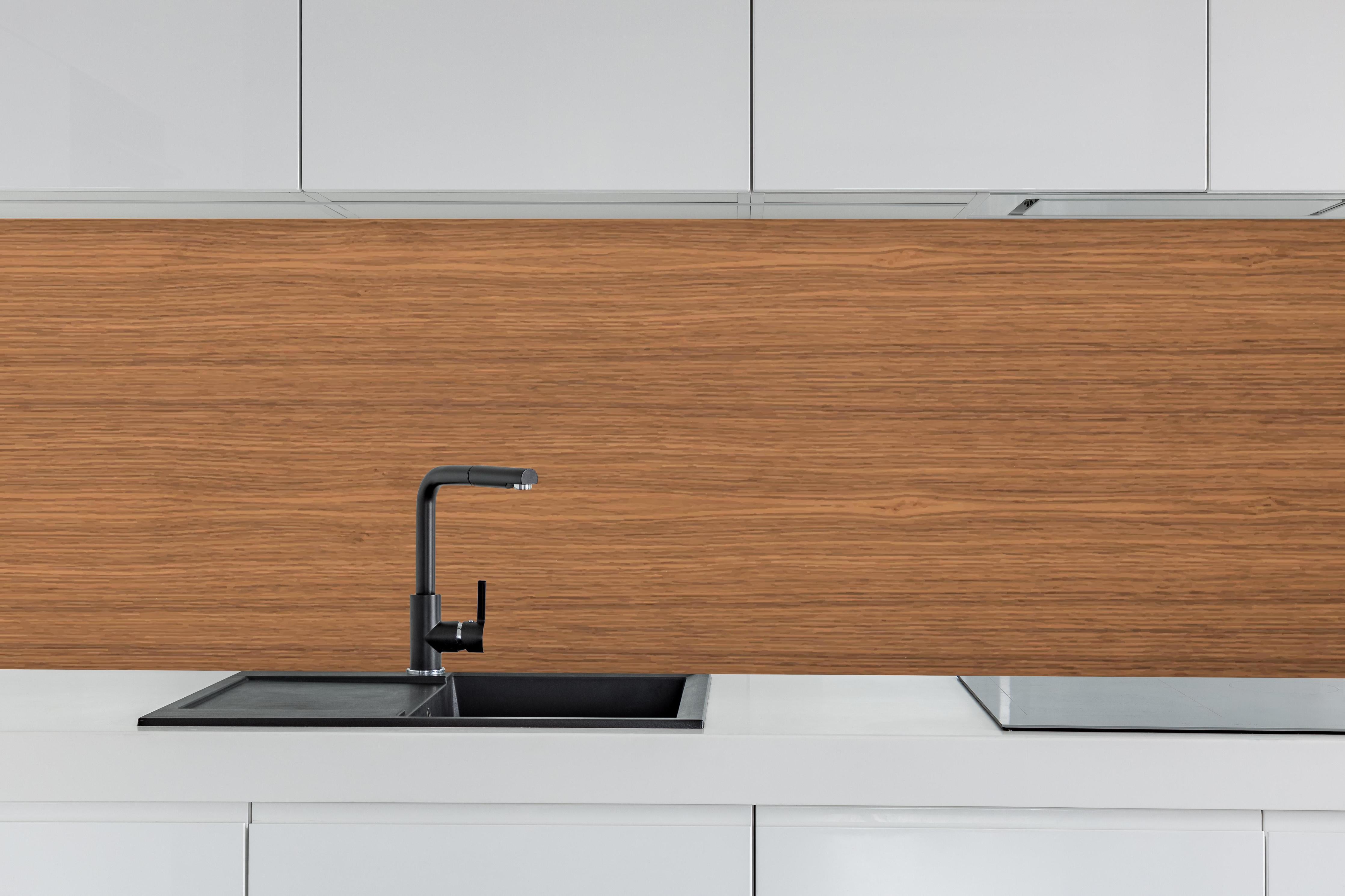 Küche - Hochwertige dunkelbraune Holzmaserung Textur hinter weißen Hochglanz-Küchenregalen und schwarzem Wasserhahn