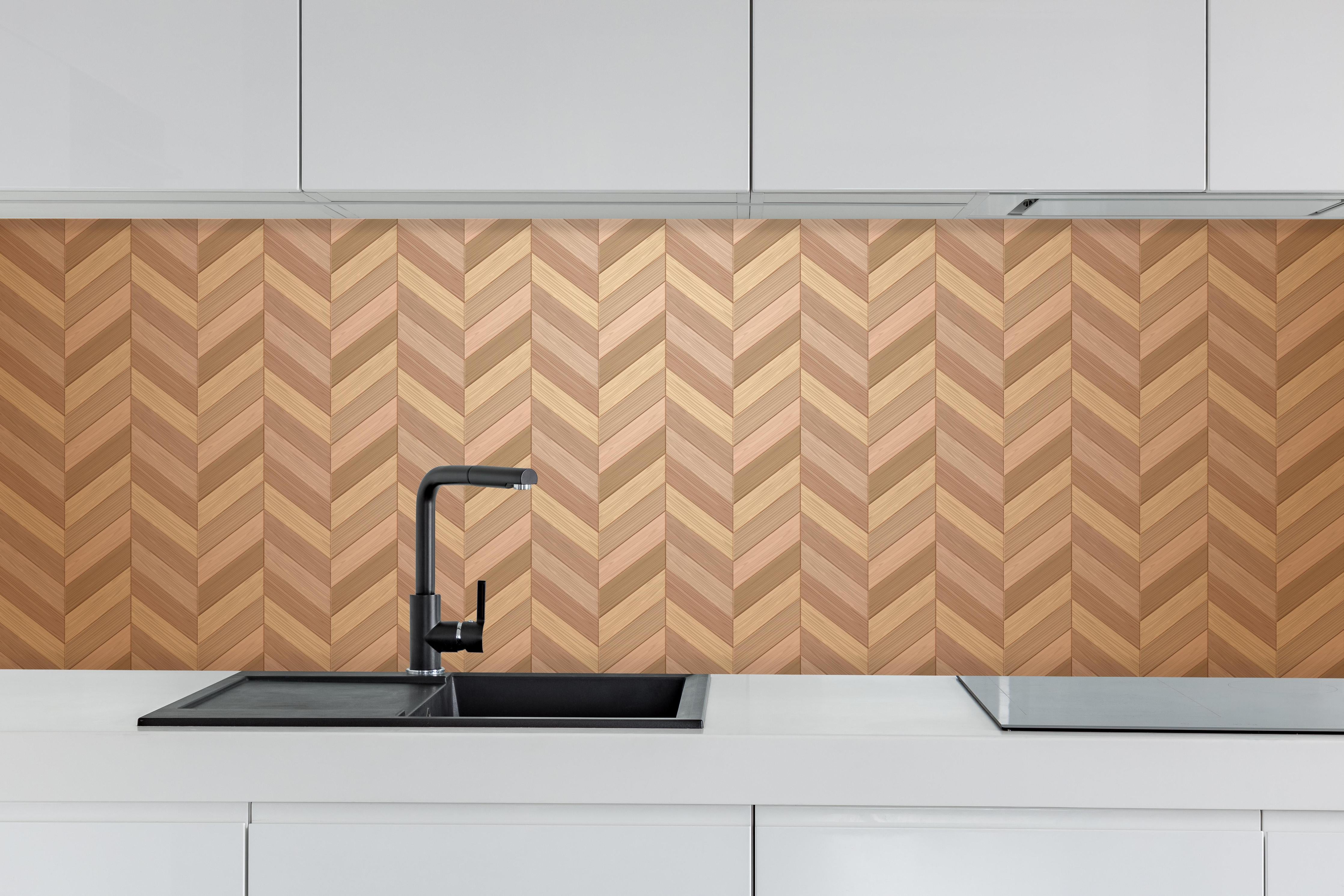 Küche - Hochwertiger Fischgrät Parkettboden in Braun hinter weißen Hochglanz-Küchenregalen und schwarzem Wasserhahn