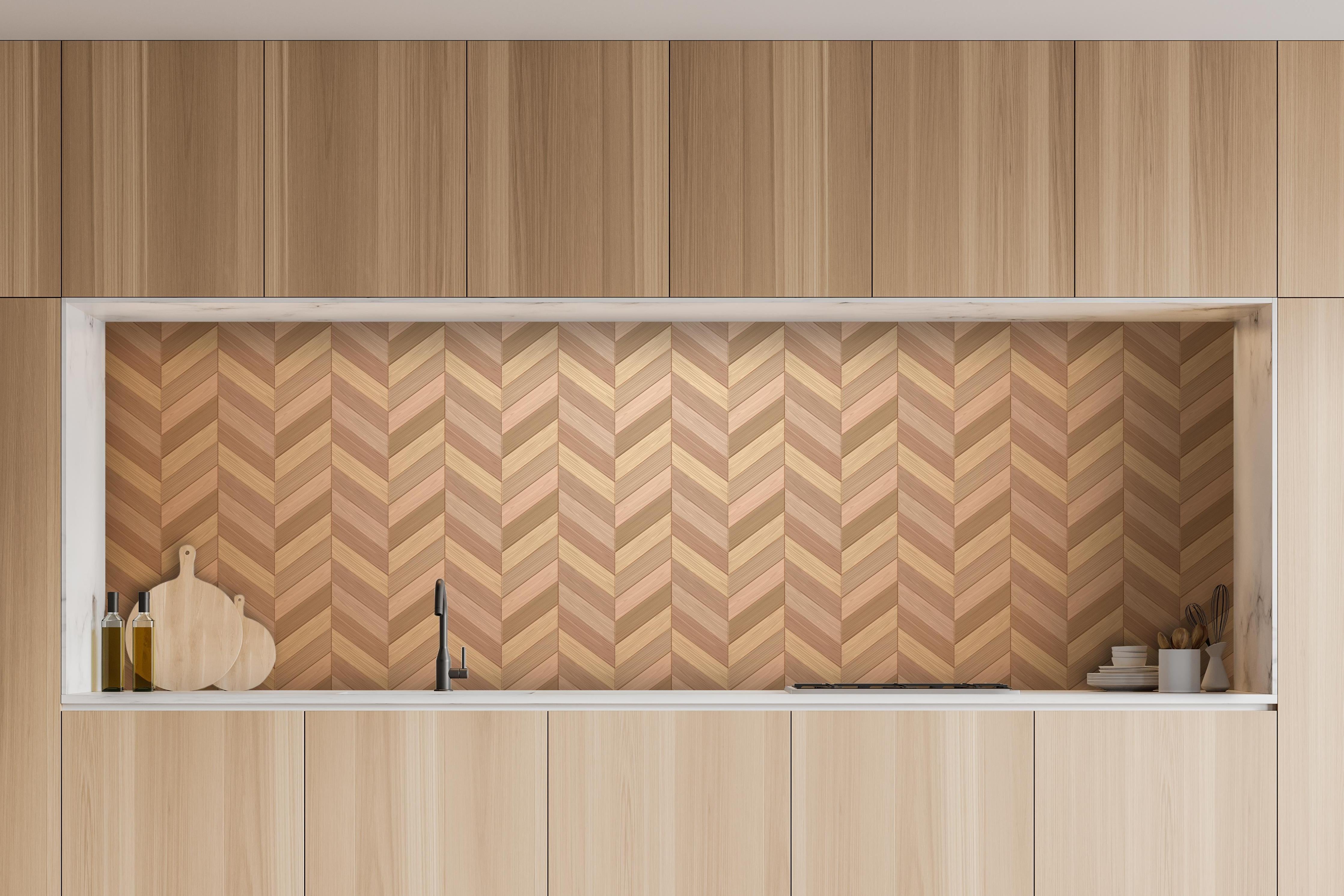 Küche - Hochwertiger Fischgrät Parkettboden in Braun hinter weißen Hochglanz-Küchenregalen und schwarzem Wasserhahn