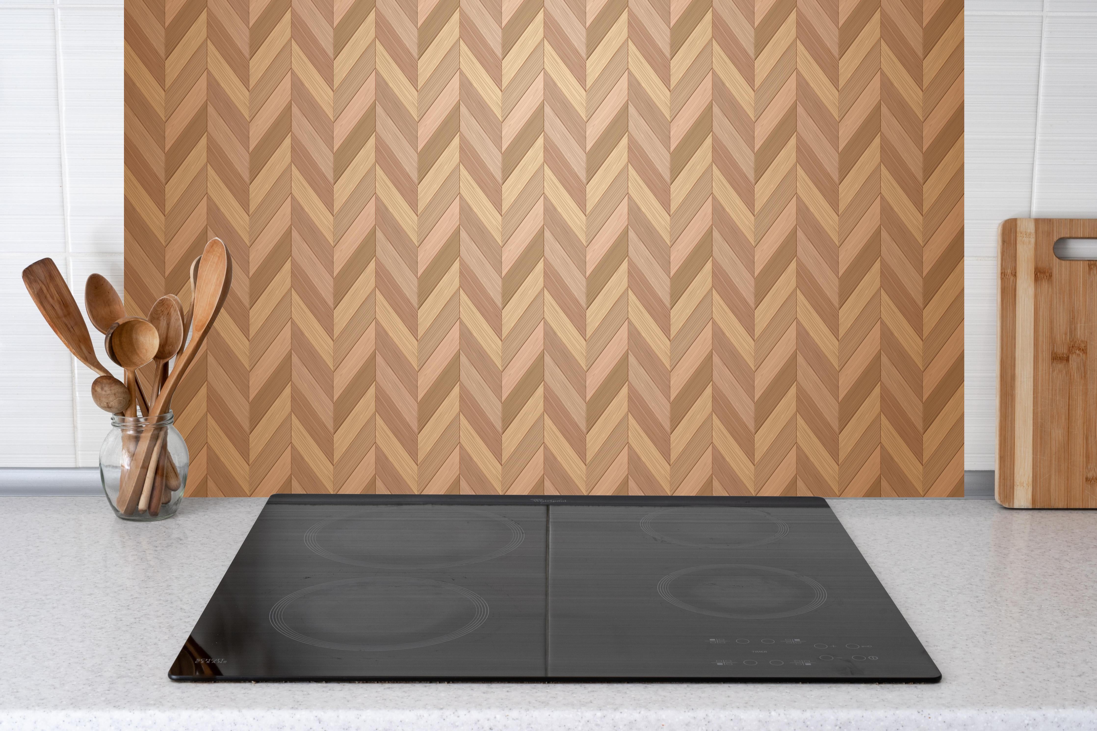 Küche - Hochwertiger Fischgrät Parkettboden in Braun hinter weißen Hochglanz-Küchenregalen und schwarzem Wasserhahn