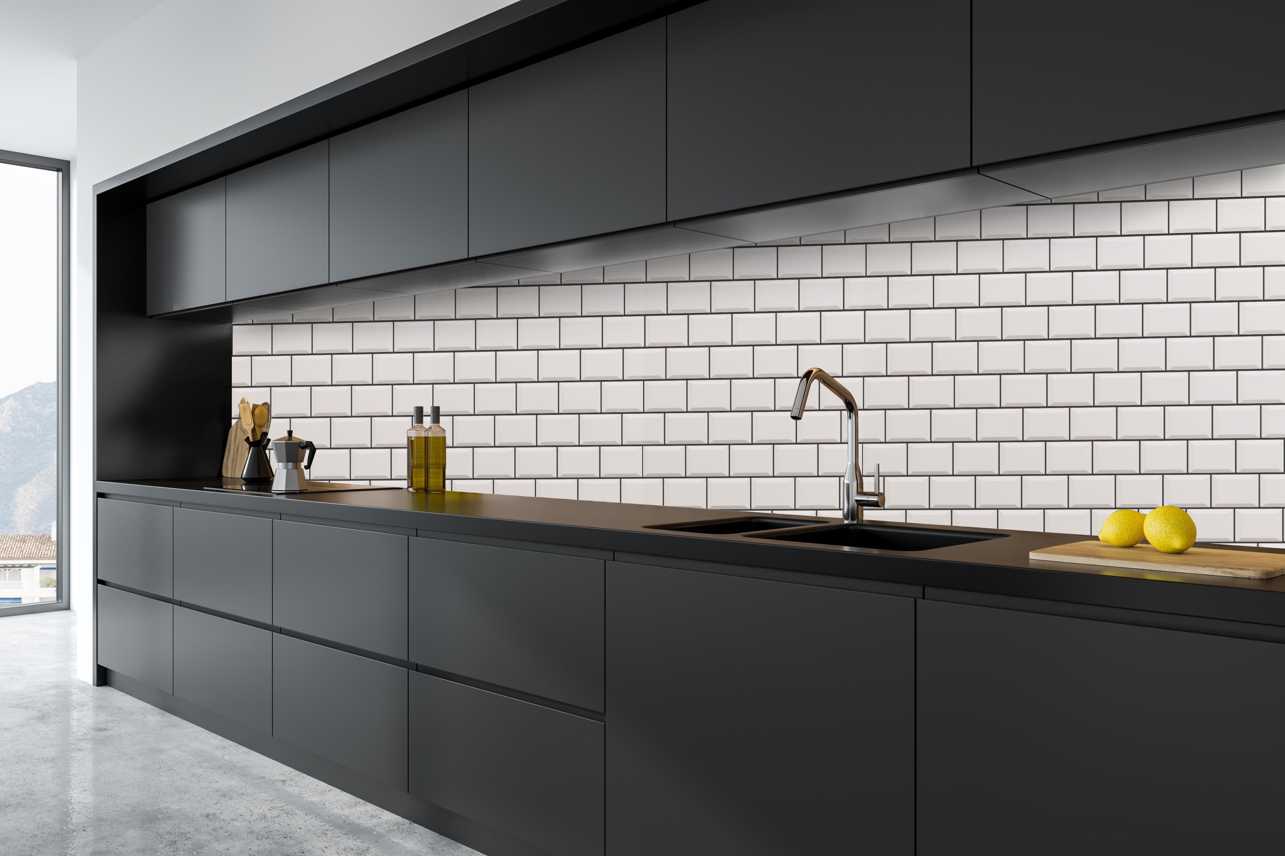 Küche - Hochwertiger Weißer Glatter Hintergrund hinter weißen Hochglanz-Küchenregalen und schwarzem Wasserhahn