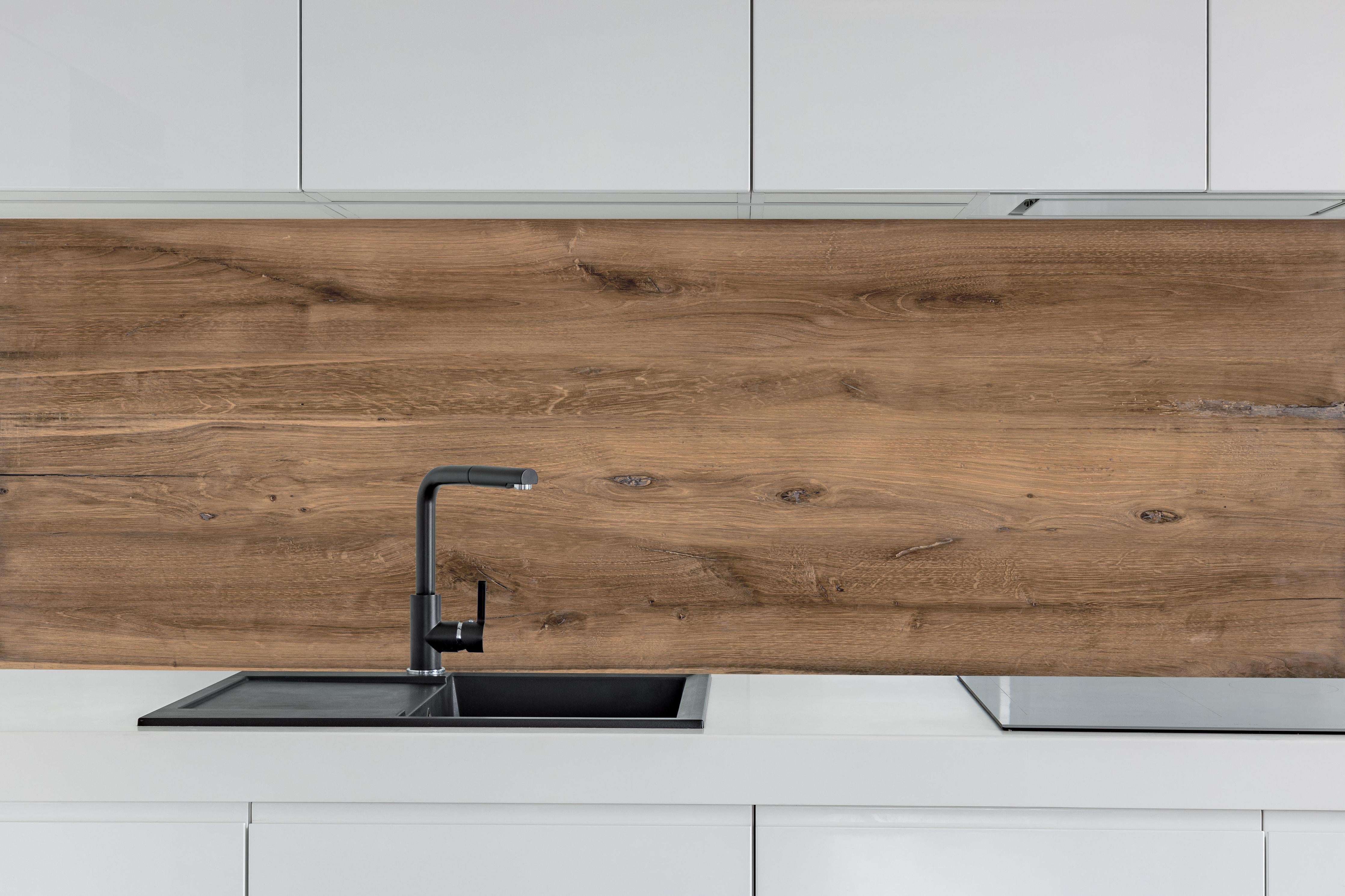 Küche - Hölzernes Eichenholz-Brett hinter weißen Hochglanz-Küchenregalen und schwarzem Wasserhahn