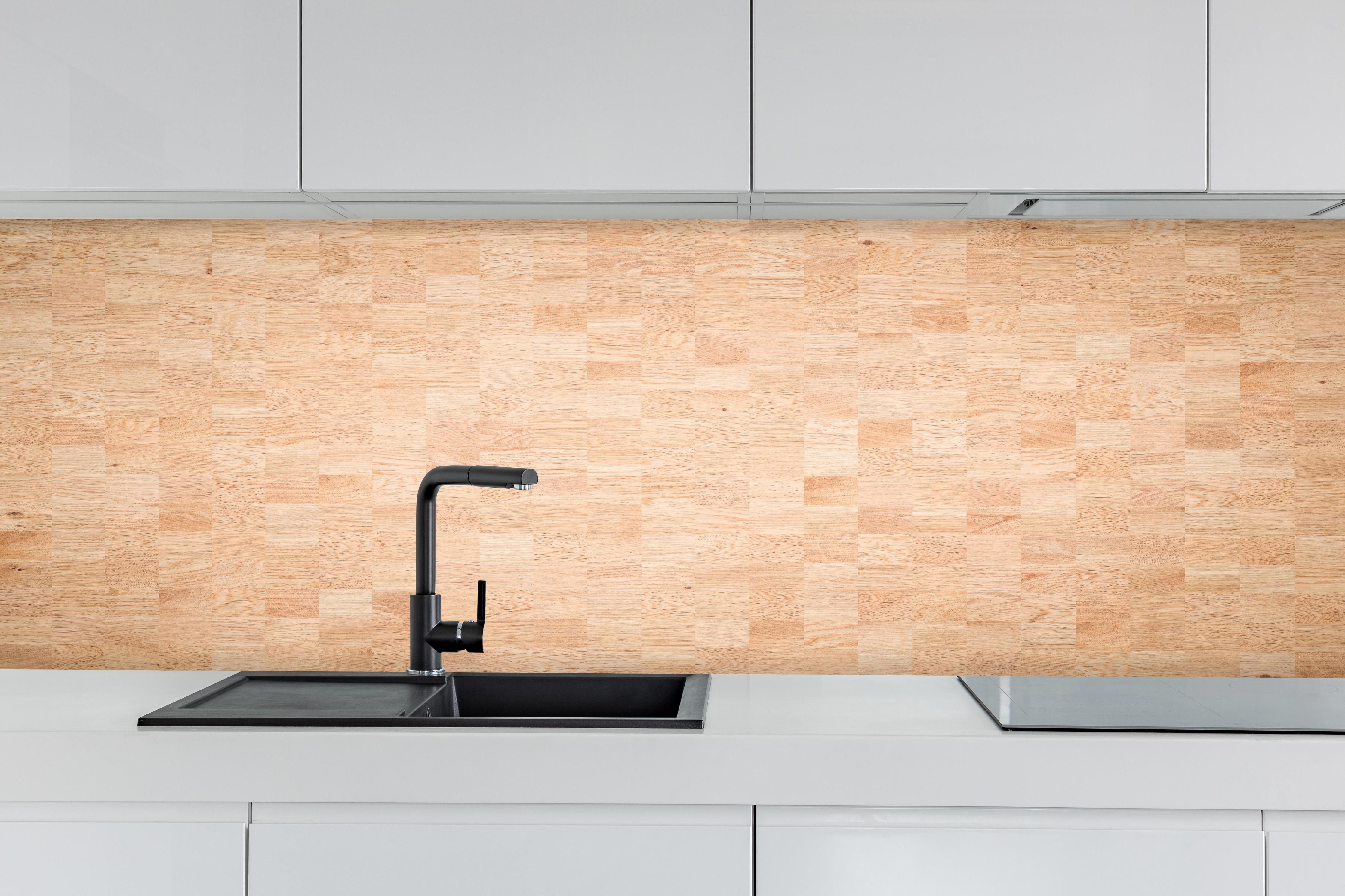 Küche - Holztextur aus Eschenholz hinter weißen Hochglanz-Küchenregalen und schwarzem Wasserhahn