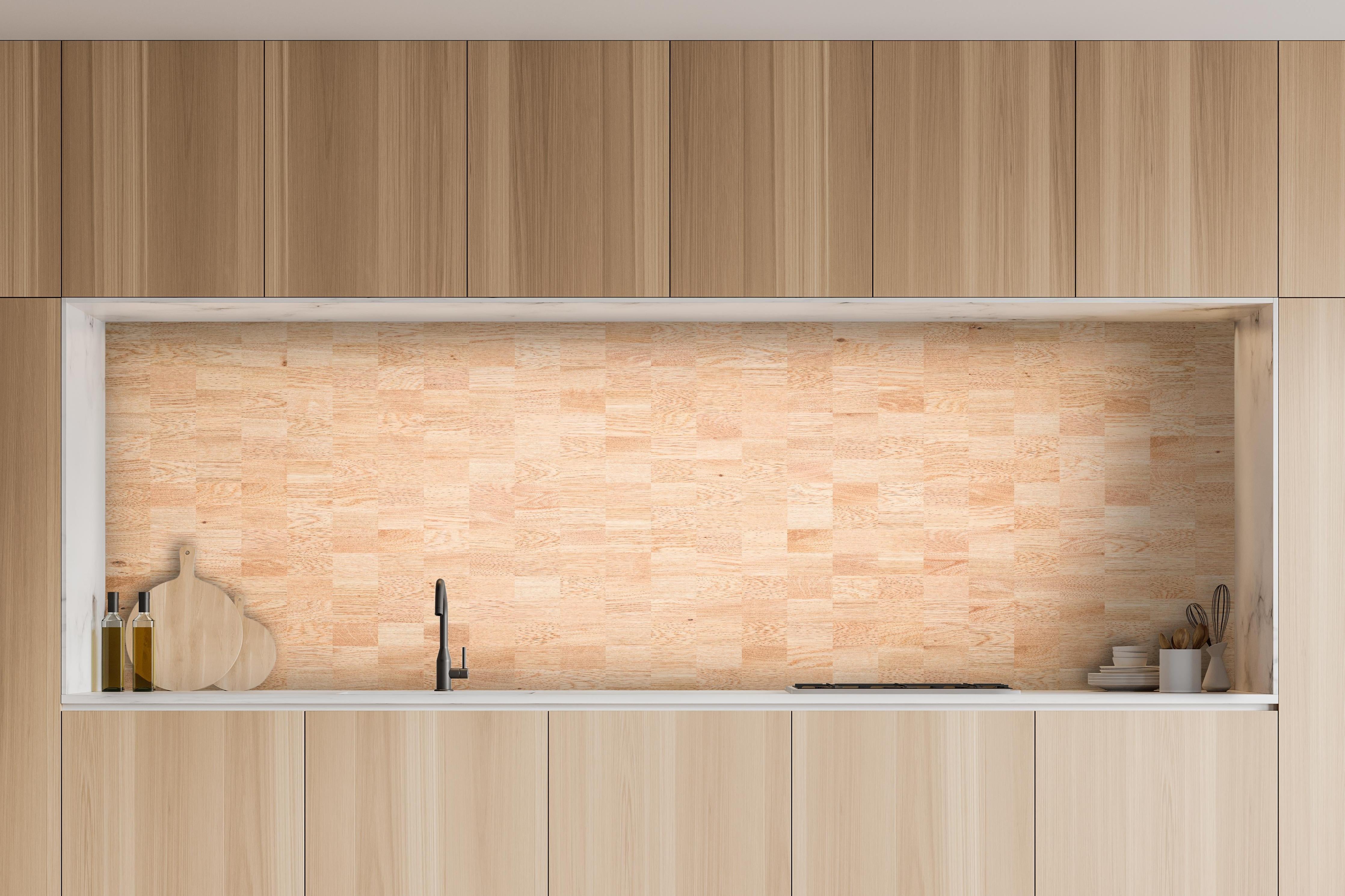 Küche - Holztextur aus Eschenholz hinter weißen Hochglanz-Küchenregalen und schwarzem Wasserhahn
