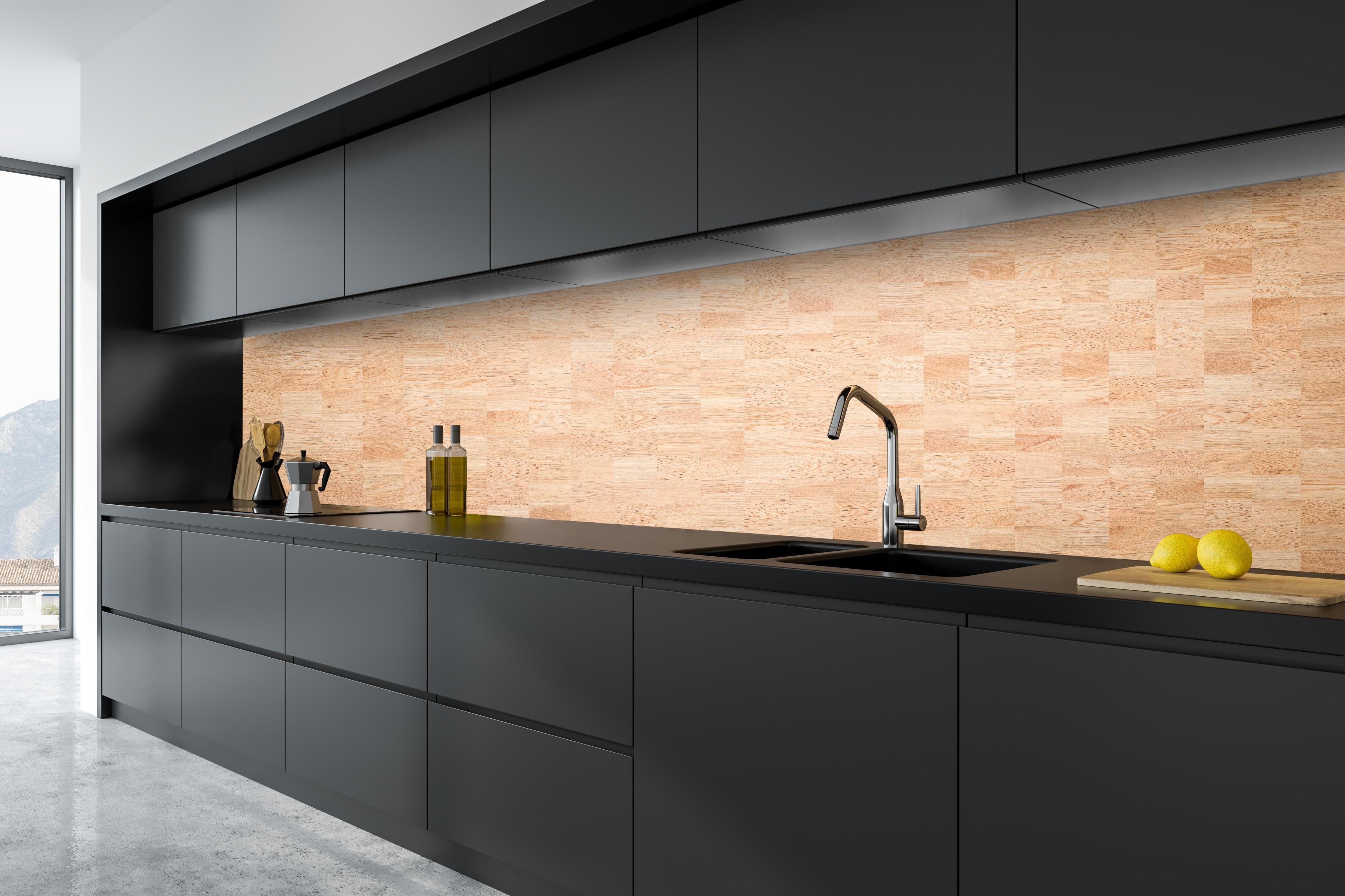 Küche - Holztextur aus Eschenholz hinter weißen Hochglanz-Küchenregalen und schwarzem Wasserhahn