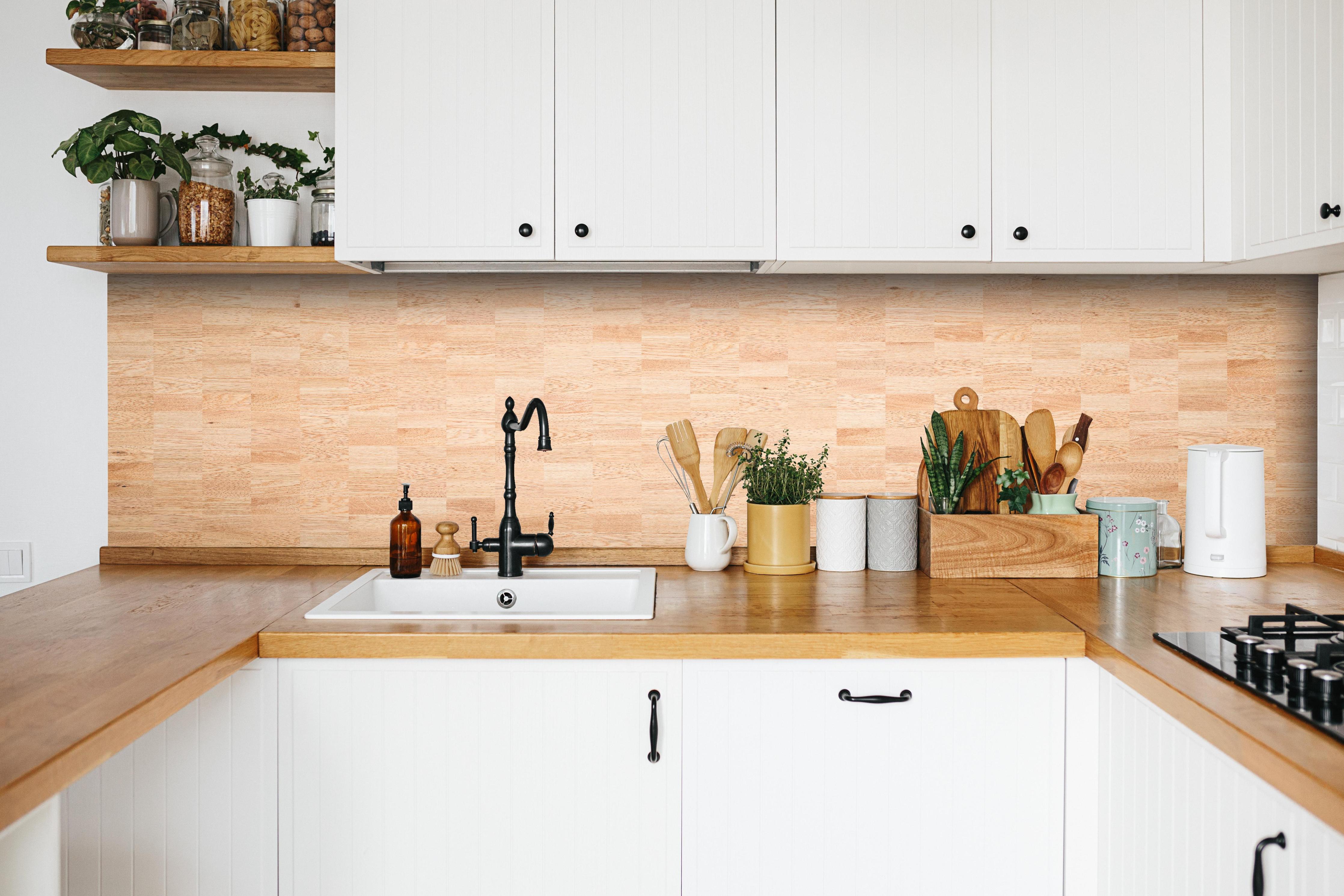 Küche - Holztextur aus Eschenholz hinter weißen Hochglanz-Küchenregalen und schwarzem Wasserhahn