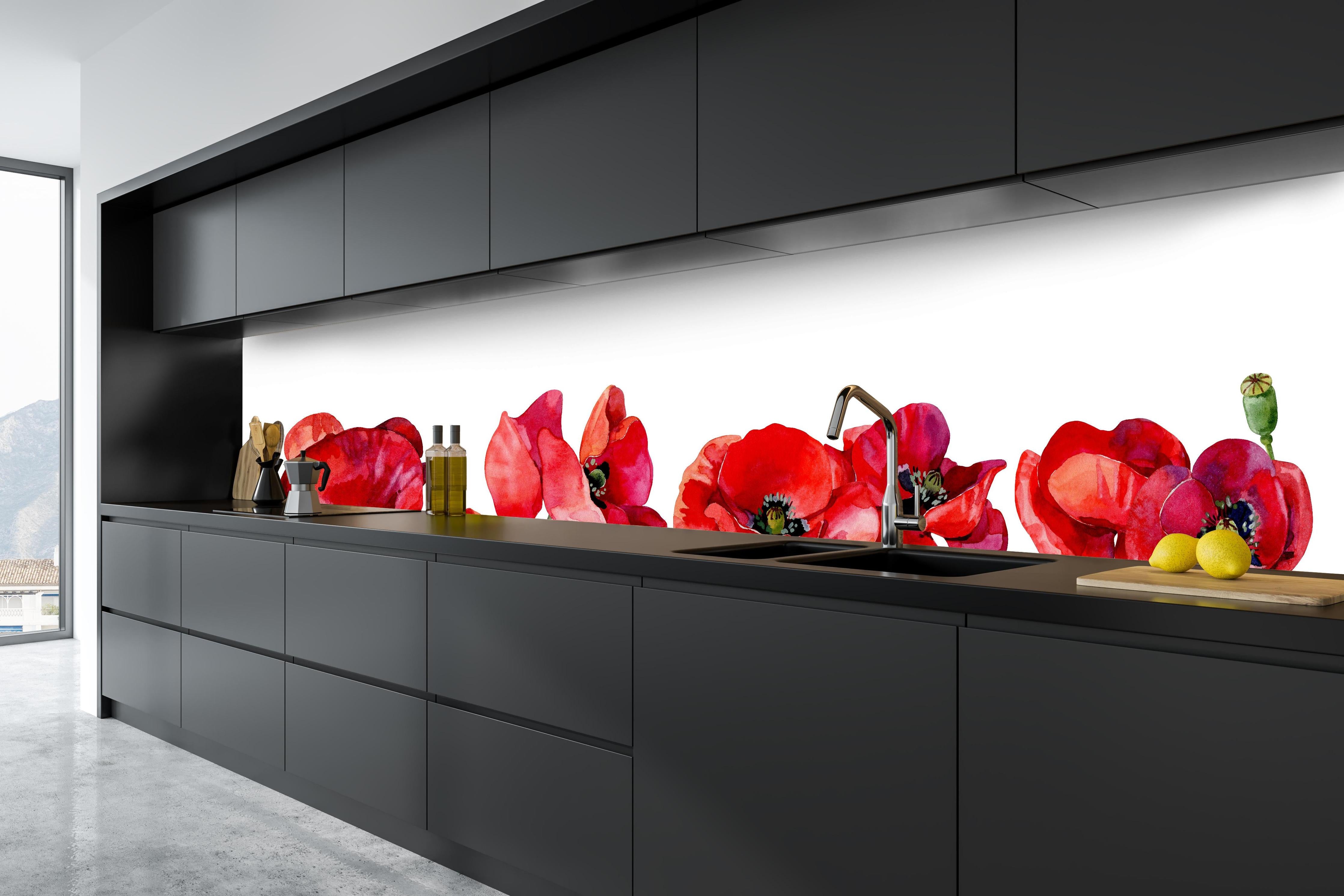 Küche - Horizontale scharlachroten Mohnblumen hinter weißen Hochglanz-Küchenregalen und schwarzem Wasserhahn