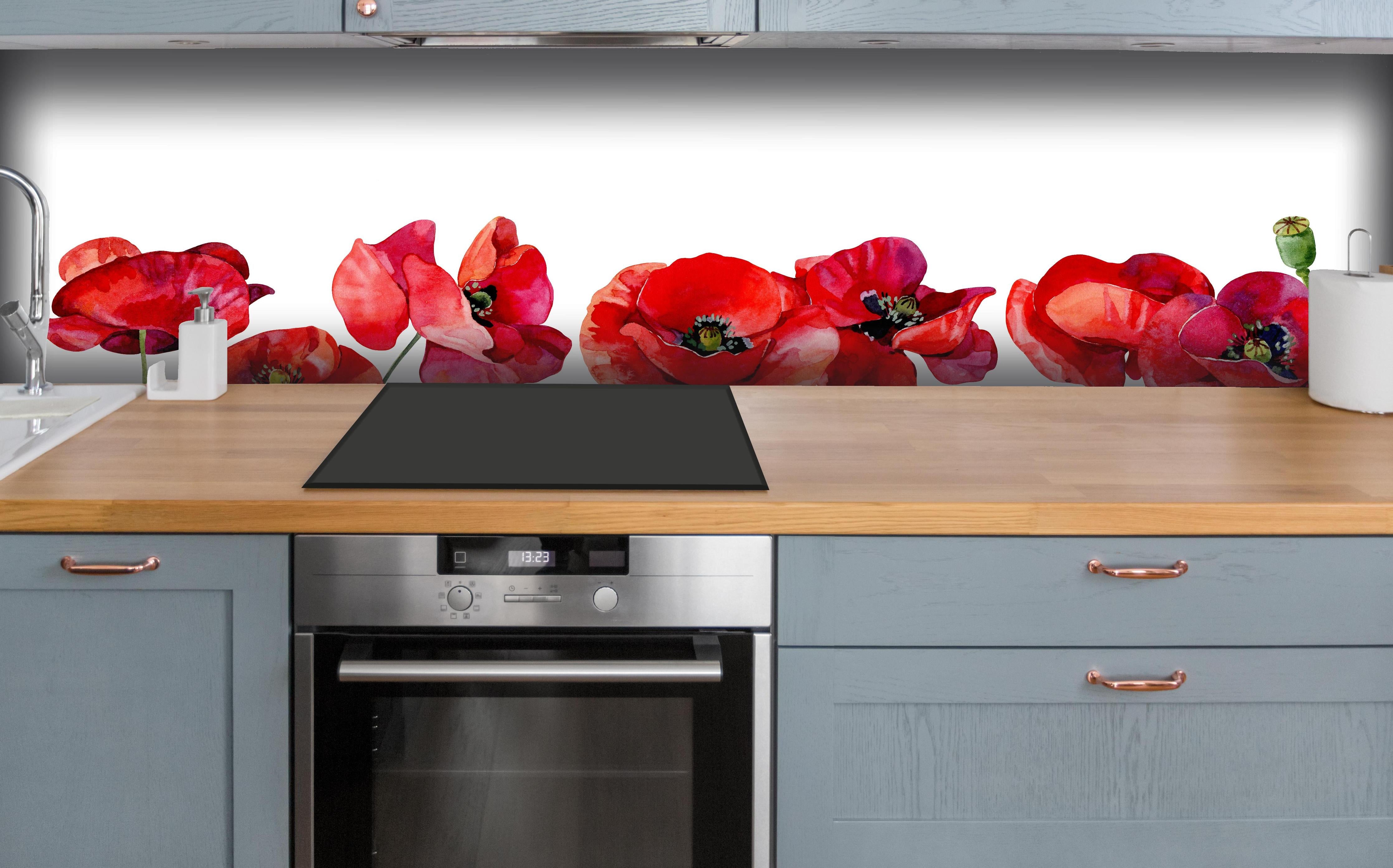 Küche - Horizontale scharlachroten Mohnblumen hinter weißen Hochglanz-Küchenregalen und schwarzem Wasserhahn