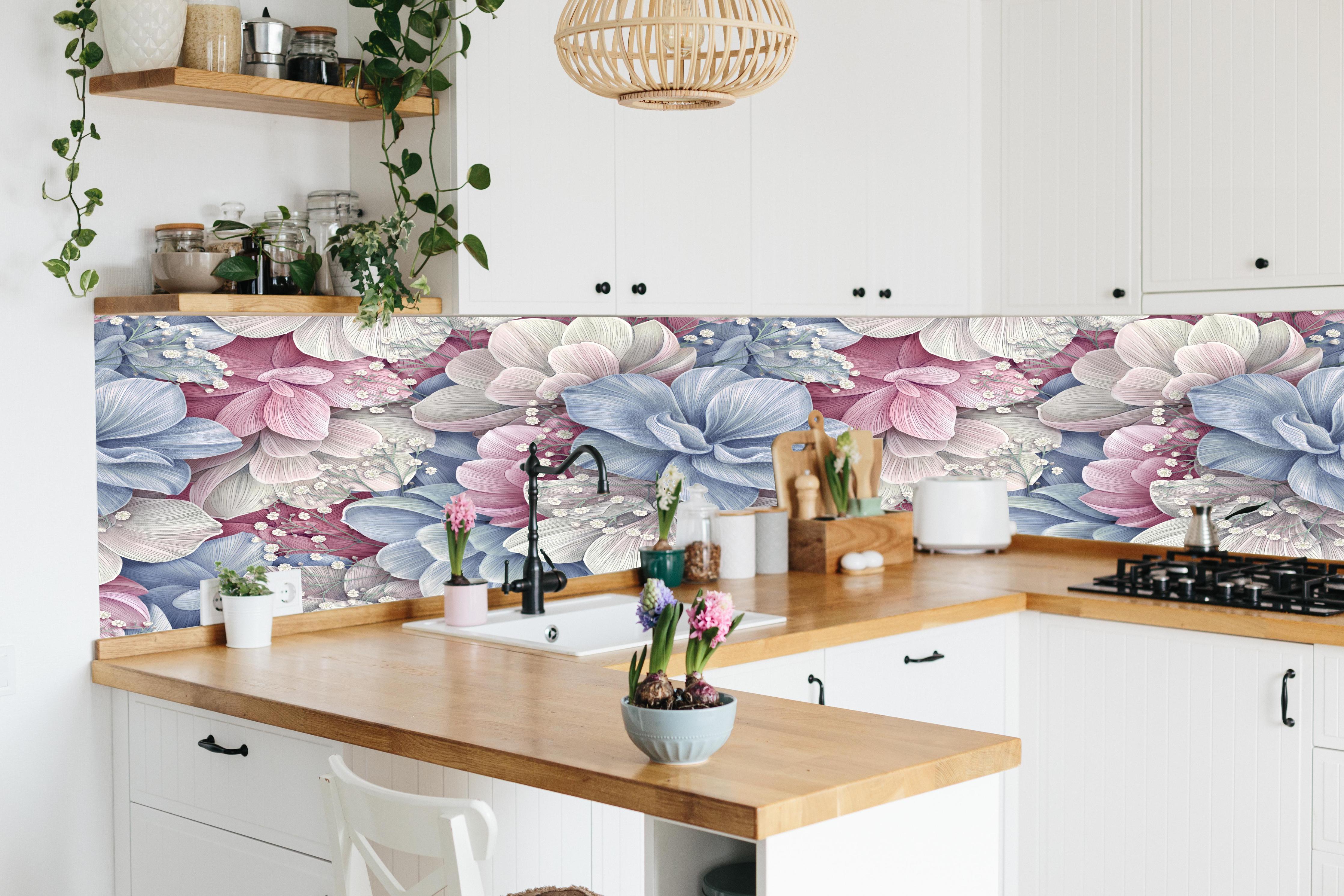 Küche - Hortensienblüten - Aquarellmalerei hinter weißen Hochglanz-Küchenregalen und schwarzem Wasserhahn