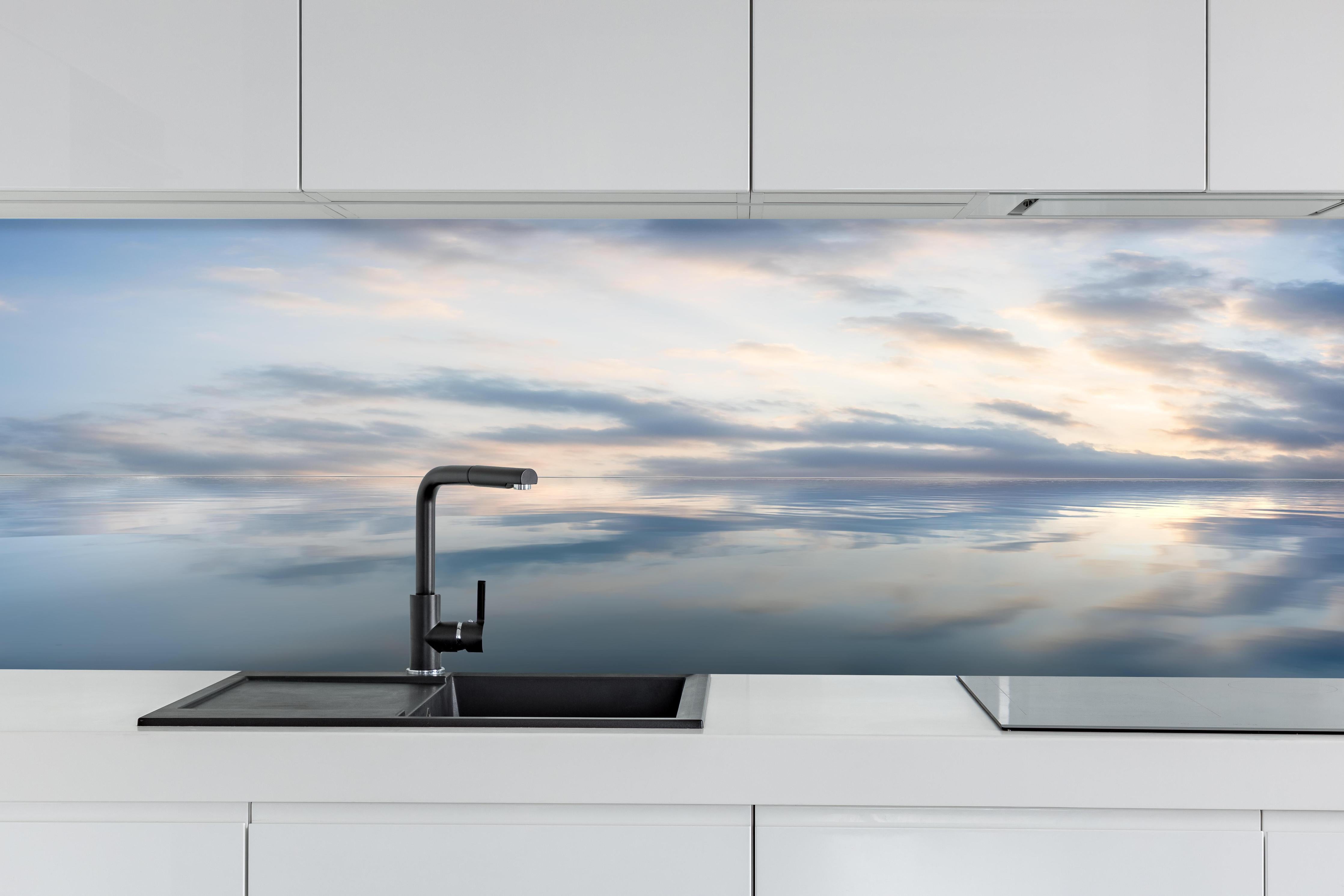 Küche - Idyllische Wasserlandschaft mit zarten Wolkenreflectioenen hinter weißen Hochglanz-Küchenregalen und schwarzem Wasserhahn