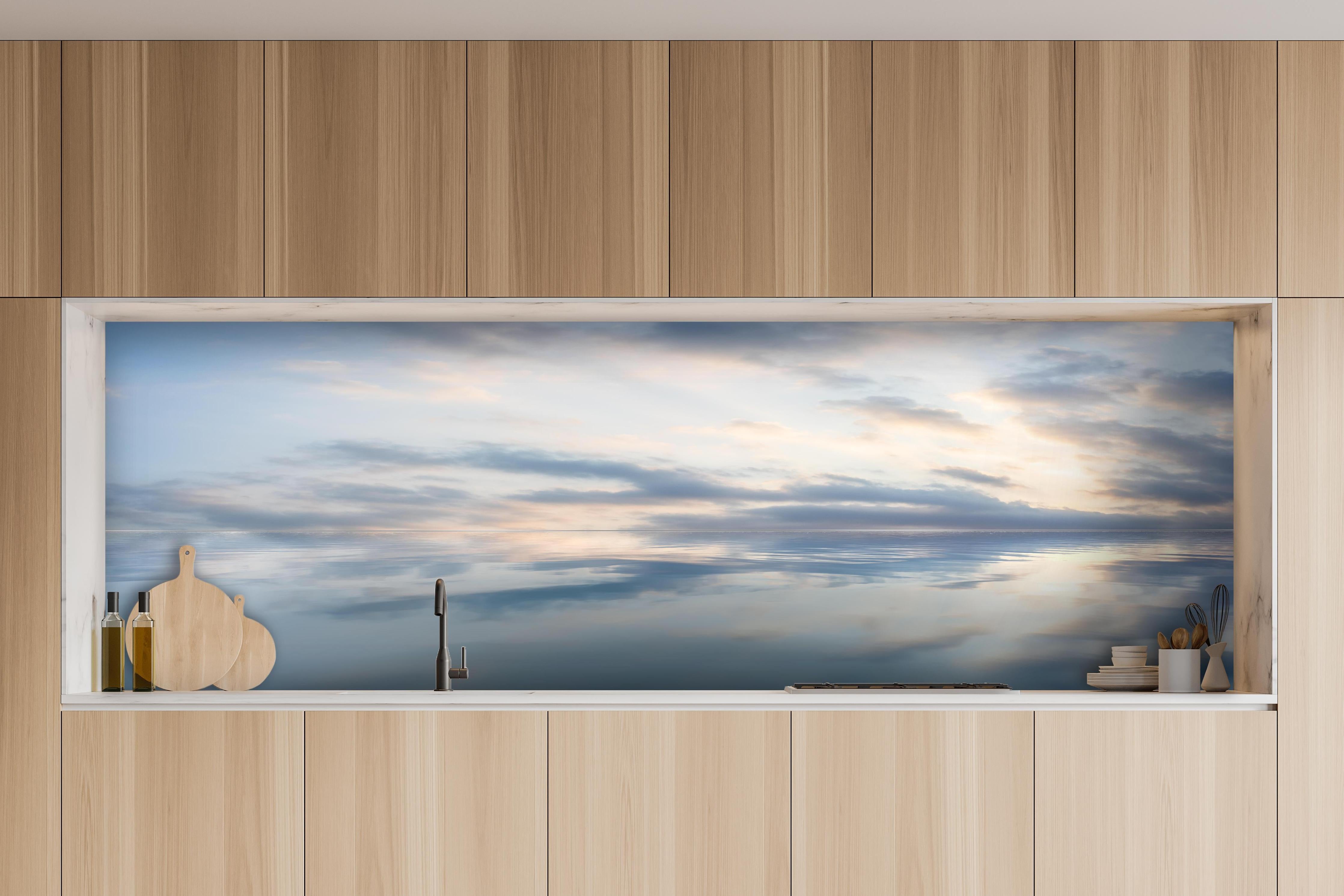 Küche - Idyllische Wasserlandschaft mit zarten Wolkenreflectioenen hinter weißen Hochglanz-Küchenregalen und schwarzem Wasserhahn
