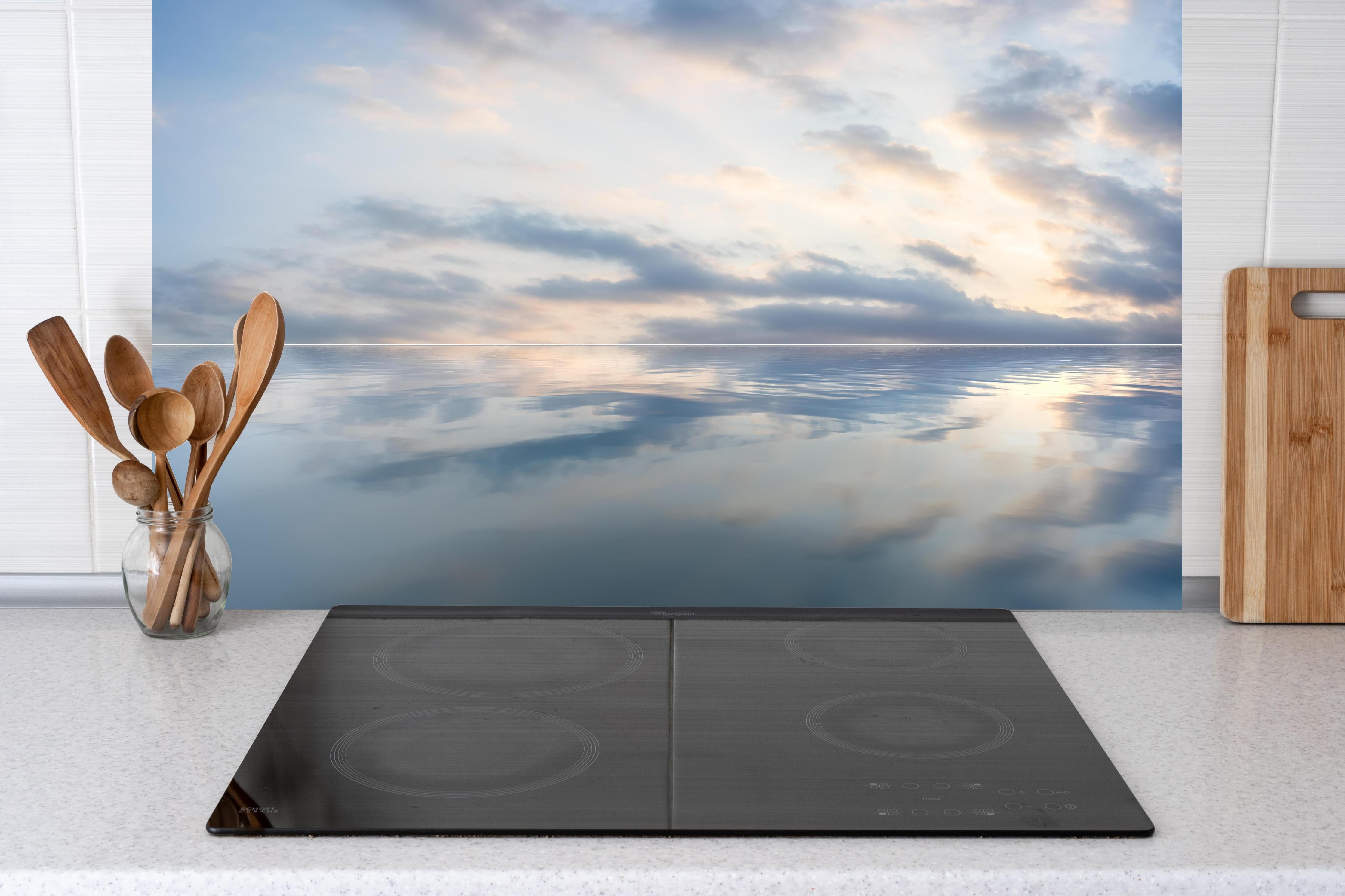 Küche - Idyllische Wasserlandschaft mit zarten Wolkenreflectioenen hinter weißen Hochglanz-Küchenregalen und schwarzem Wasserhahn