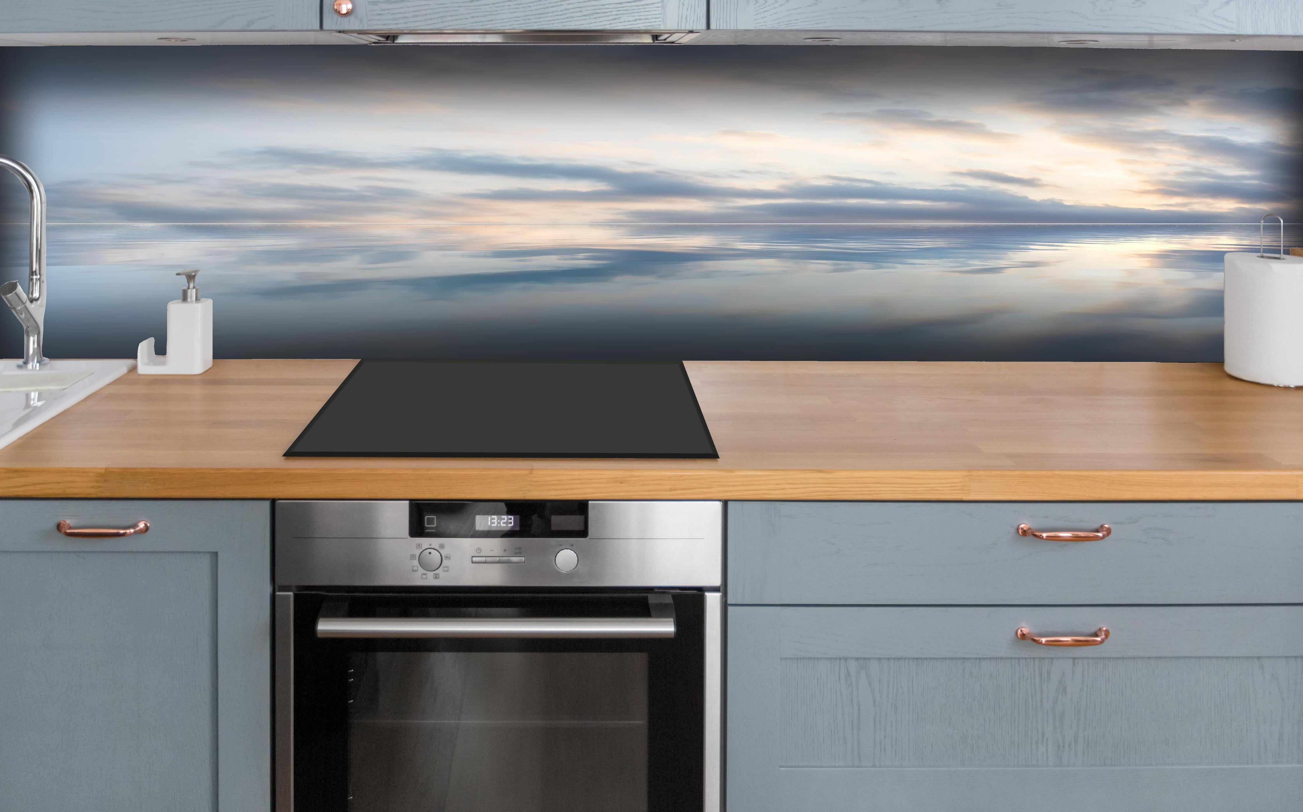 Küche - Idyllische Wasserlandschaft mit zarten Wolkenreflectioenen hinter weißen Hochglanz-Küchenregalen und schwarzem Wasserhahn