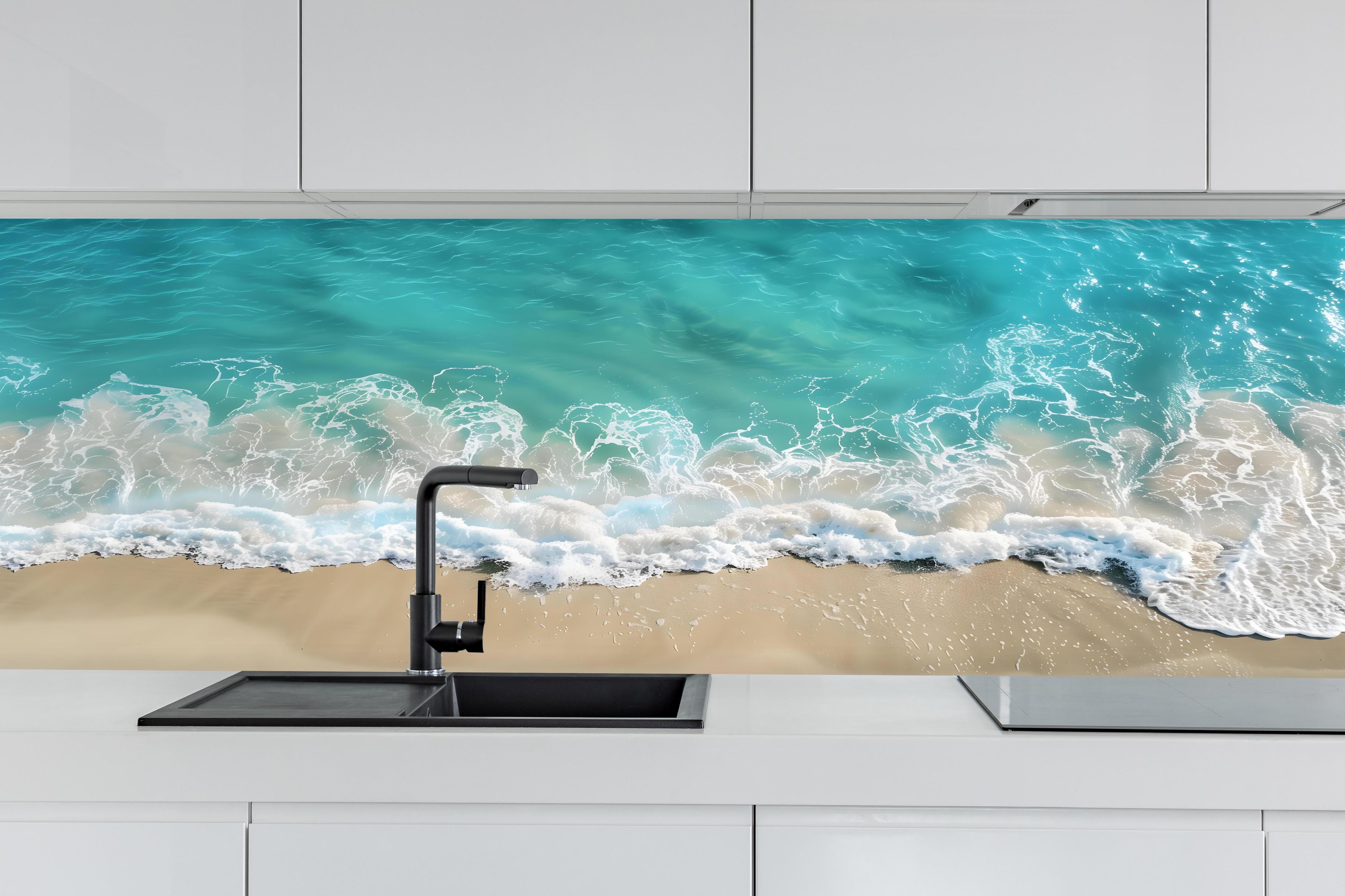 Küche - Idyllischer Karibikstrand mit türkisblauem Wasser und sanften Wellen hinter weißen Hochglanz-Küchenregalen und schwarzem Wasserhahn
