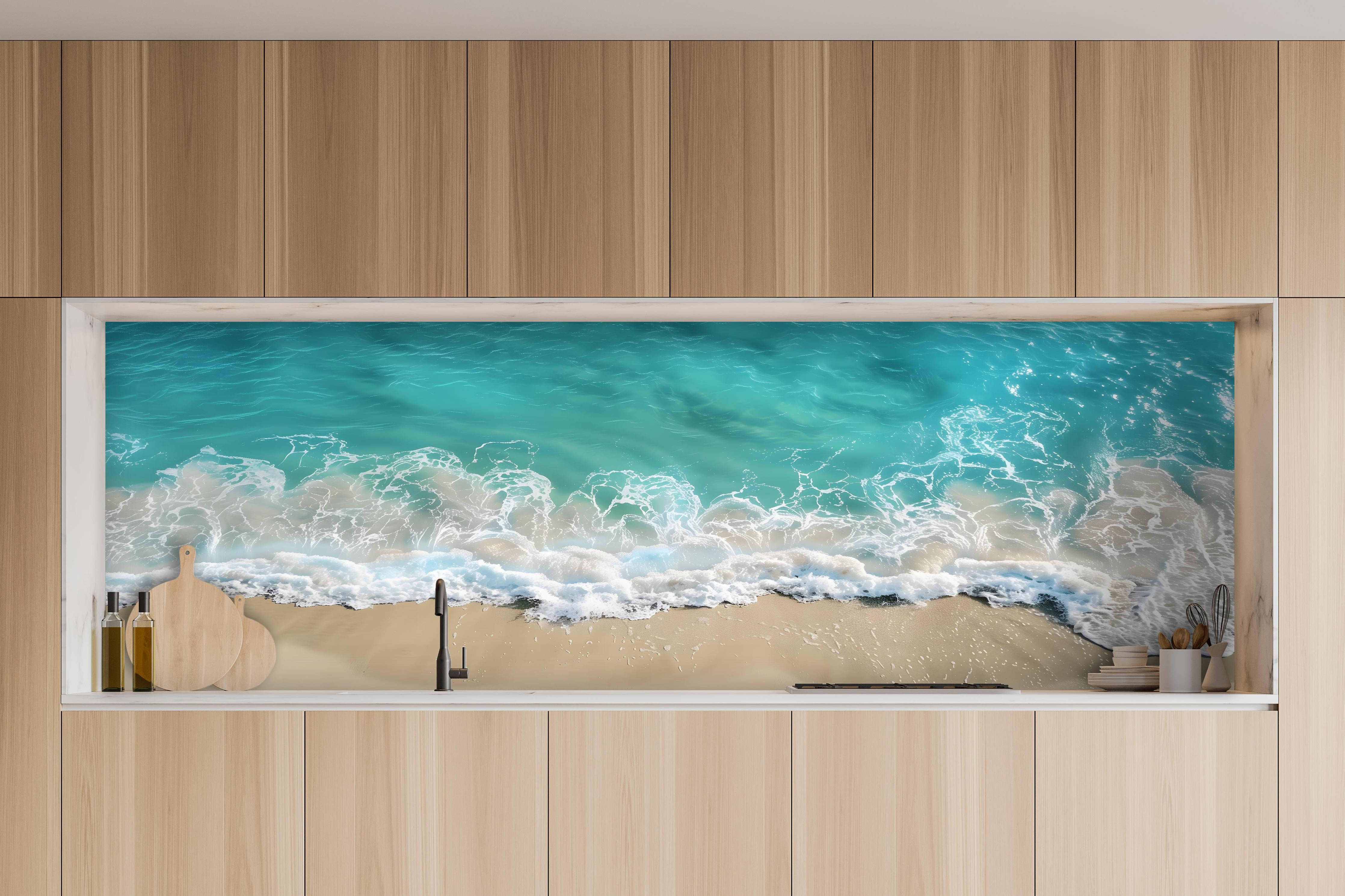 Küche - Idyllischer Karibikstrand mit türkisblauem Wasser und sanften Wellen hinter weißen Hochglanz-Küchenregalen und schwarzem Wasserhahn