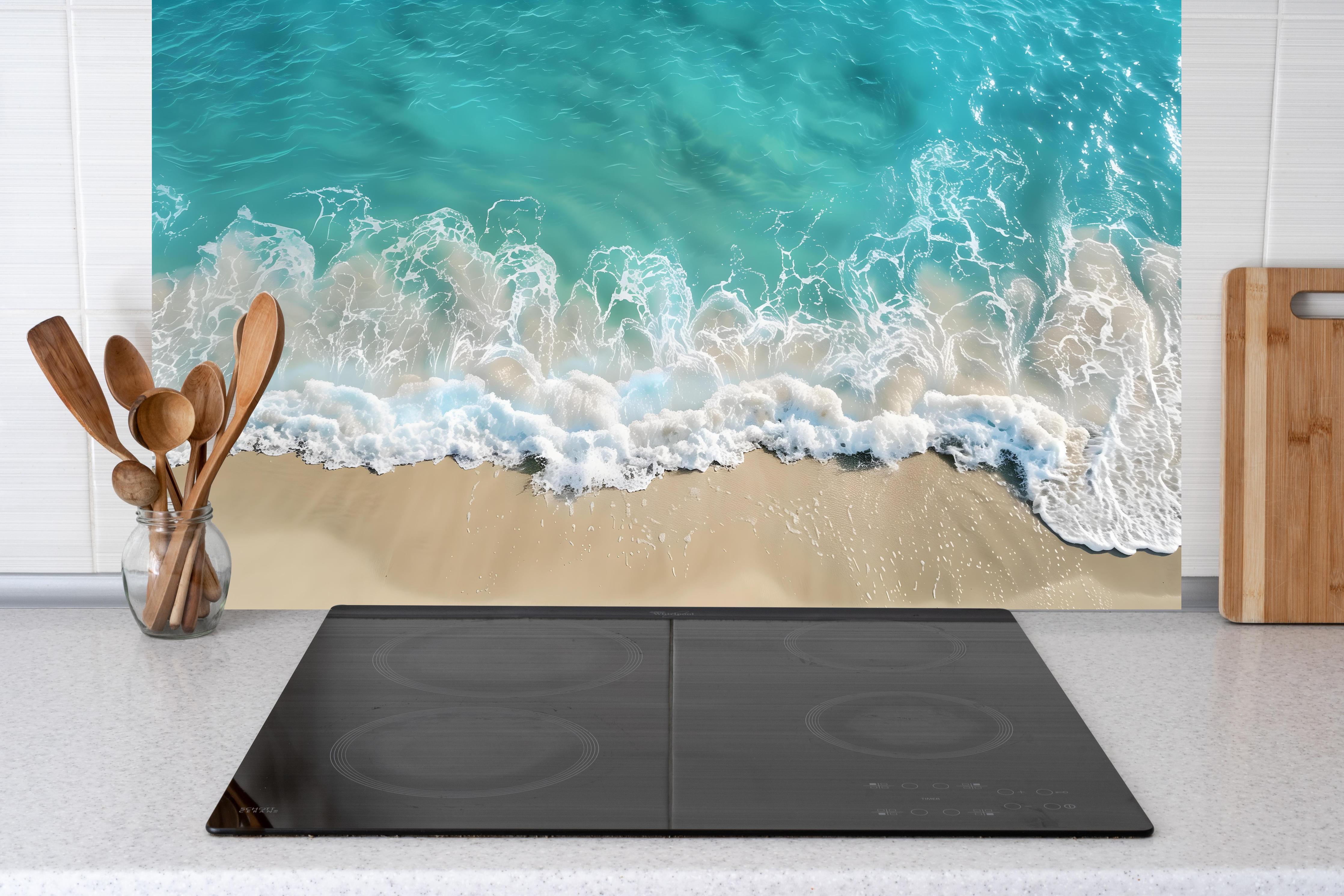 Küche - Idyllischer Karibikstrand mit türkisblauem Wasser und sanften Wellen hinter weißen Hochglanz-Küchenregalen und schwarzem Wasserhahn