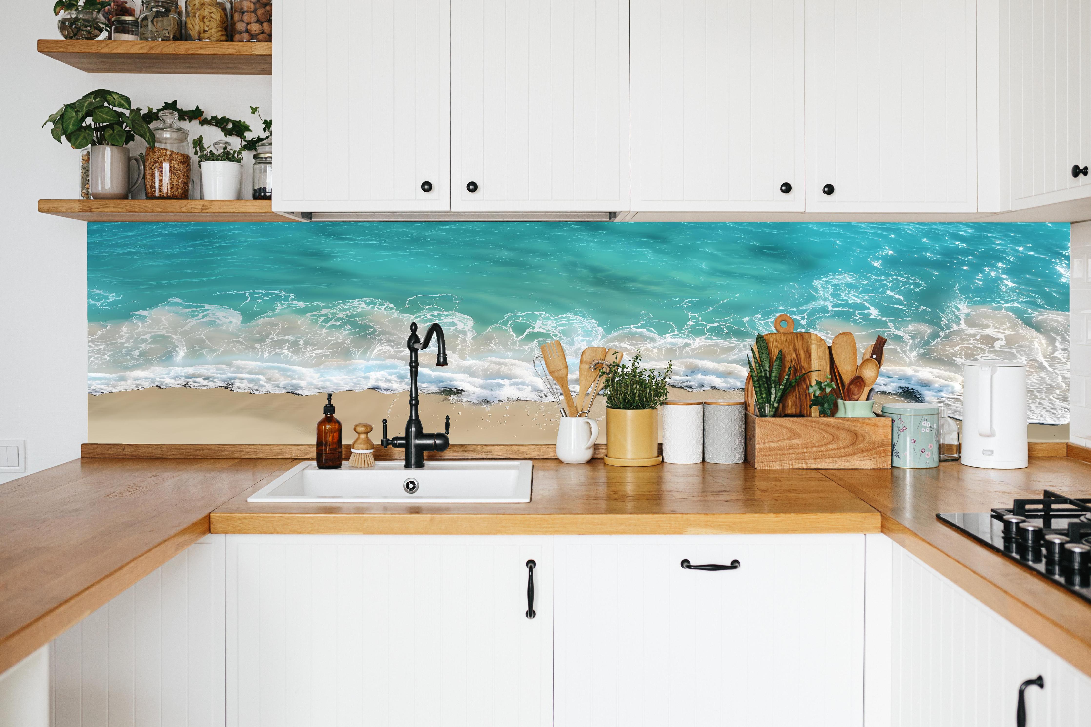 Küche - Idyllischer Karibikstrand mit türkisblauem Wasser und sanften Wellen hinter weißen Hochglanz-Küchenregalen und schwarzem Wasserhahn