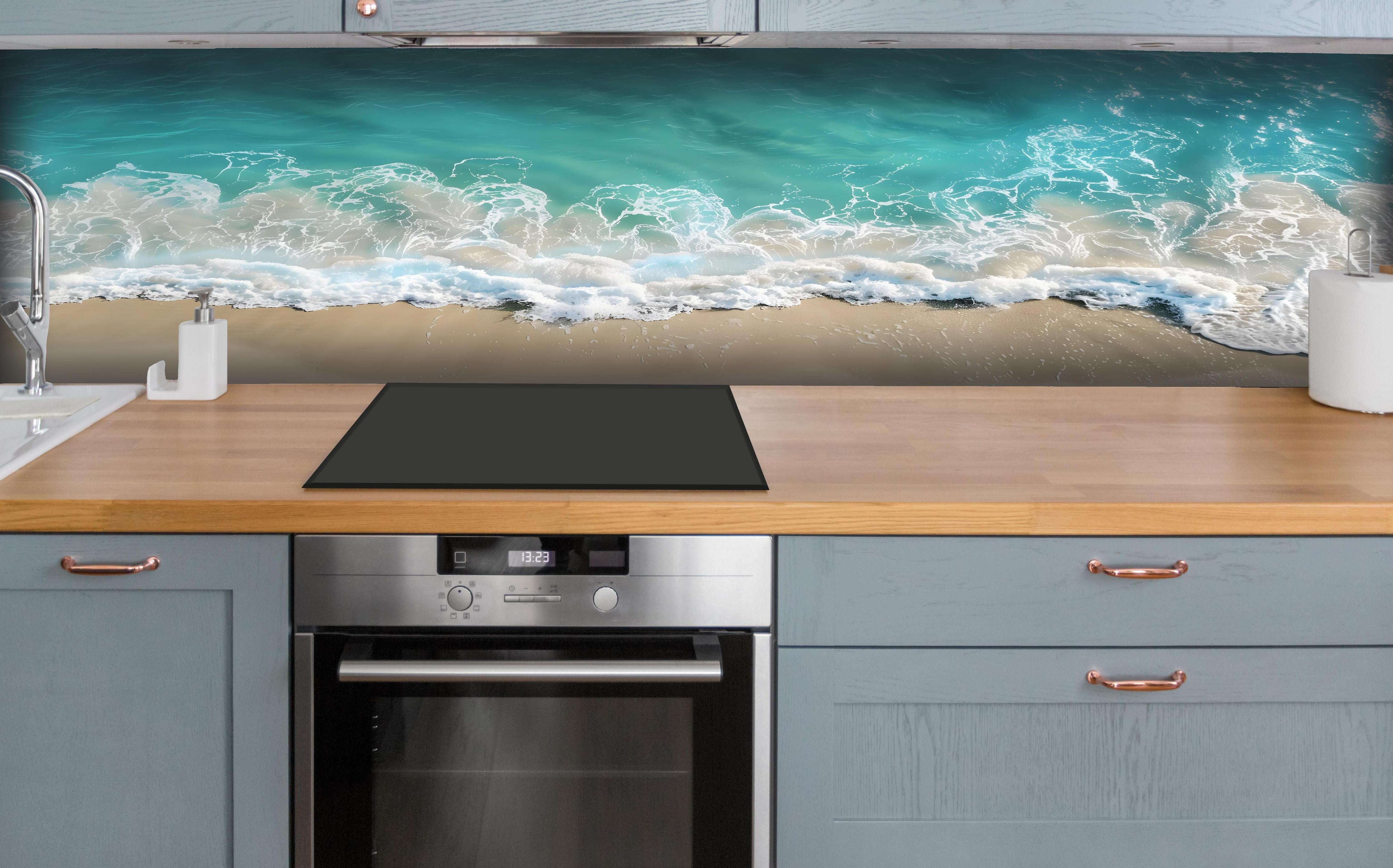 Küche - Idyllischer Karibikstrand mit türkisblauem Wasser und sanften Wellen hinter weißen Hochglanz-Küchenregalen und schwarzem Wasserhahn