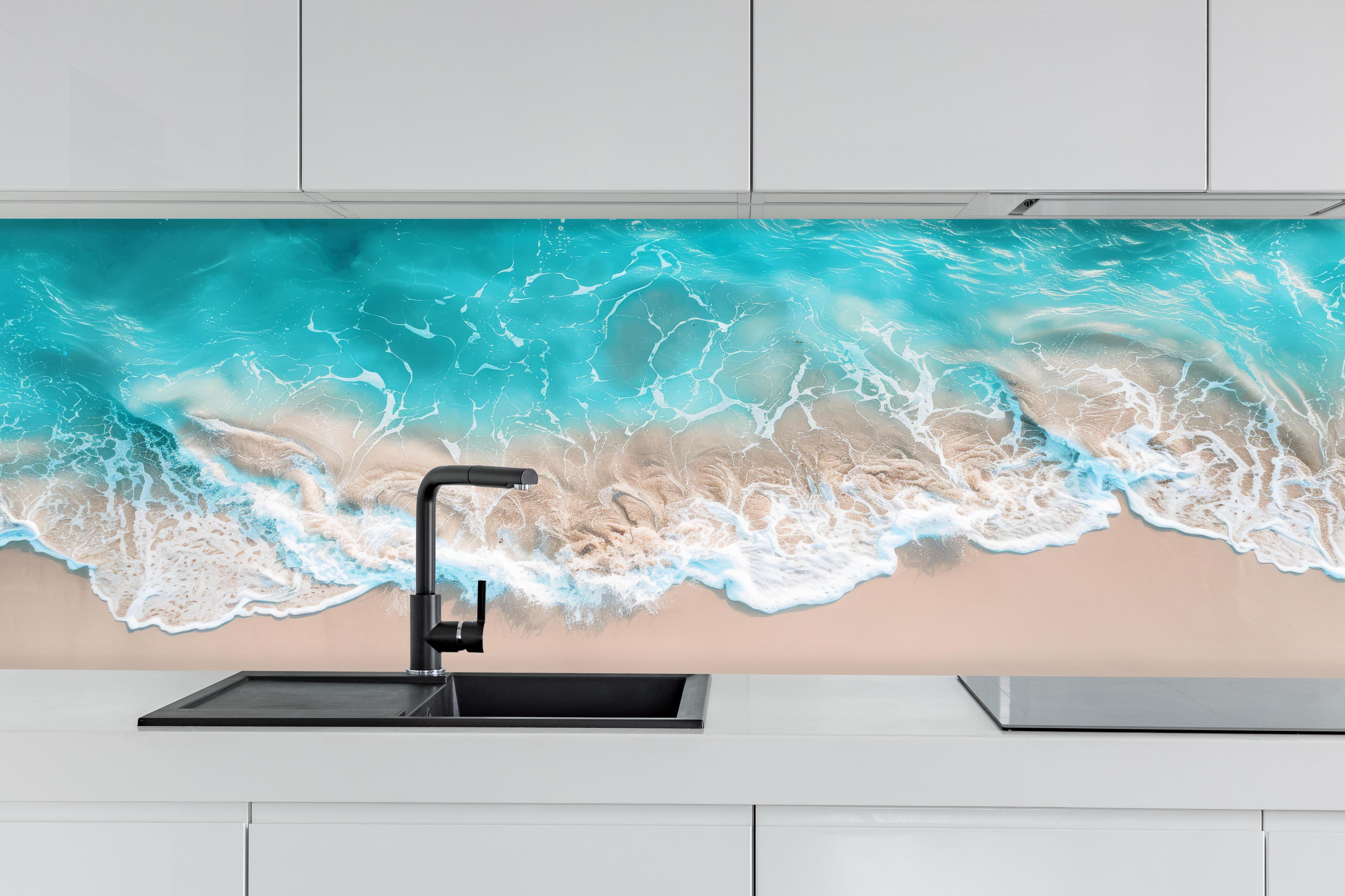 Küche - Idyllischer Sandstrand mit hypnotisierenden türkisfarbenen Wellen hinter weißen Hochglanz-Küchenregalen und schwarzem Wasserhahn