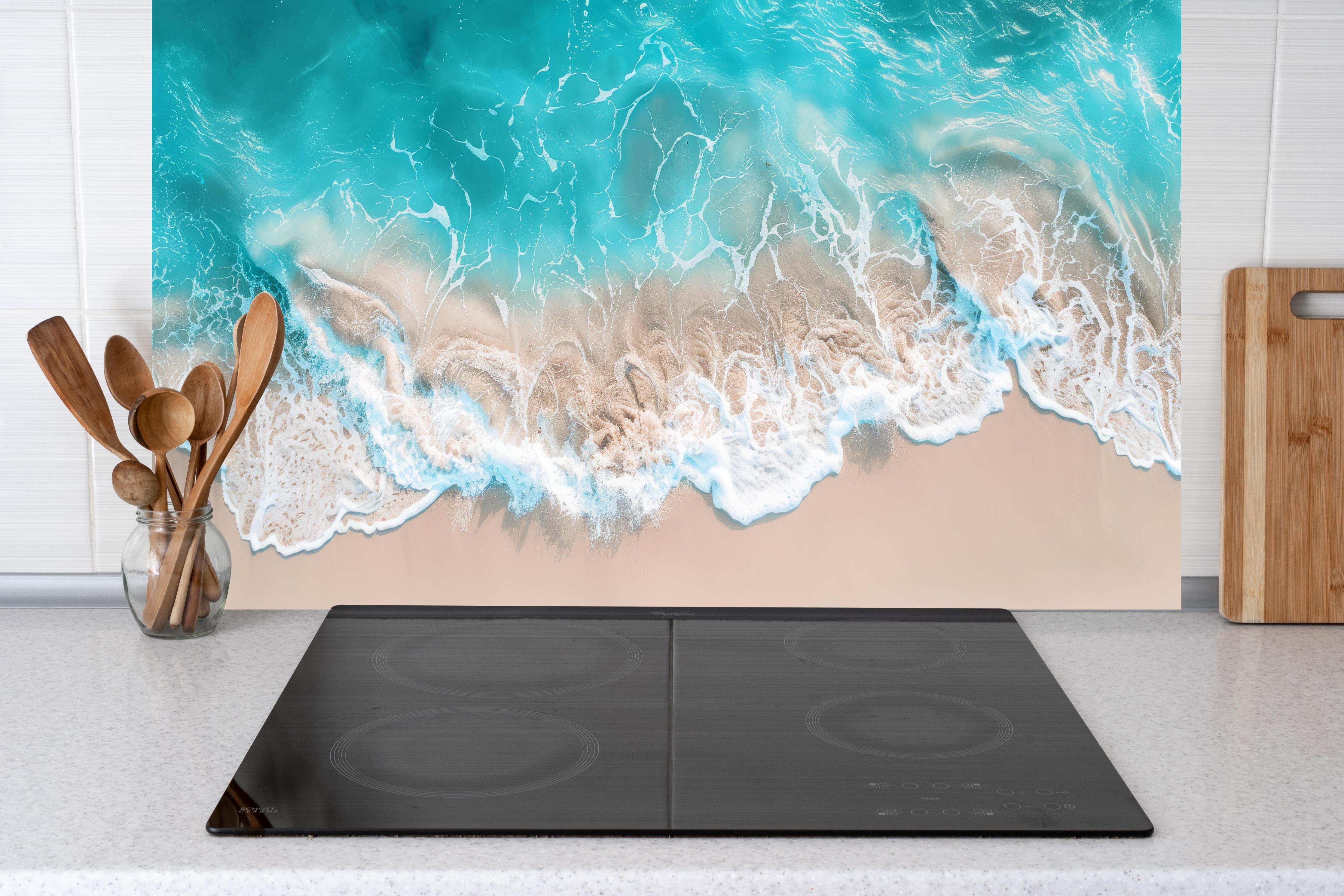 Küche - Idyllischer Sandstrand mit hypnotisierenden türkisfarbenen Wellen hinter weißen Hochglanz-Küchenregalen und schwarzem Wasserhahn