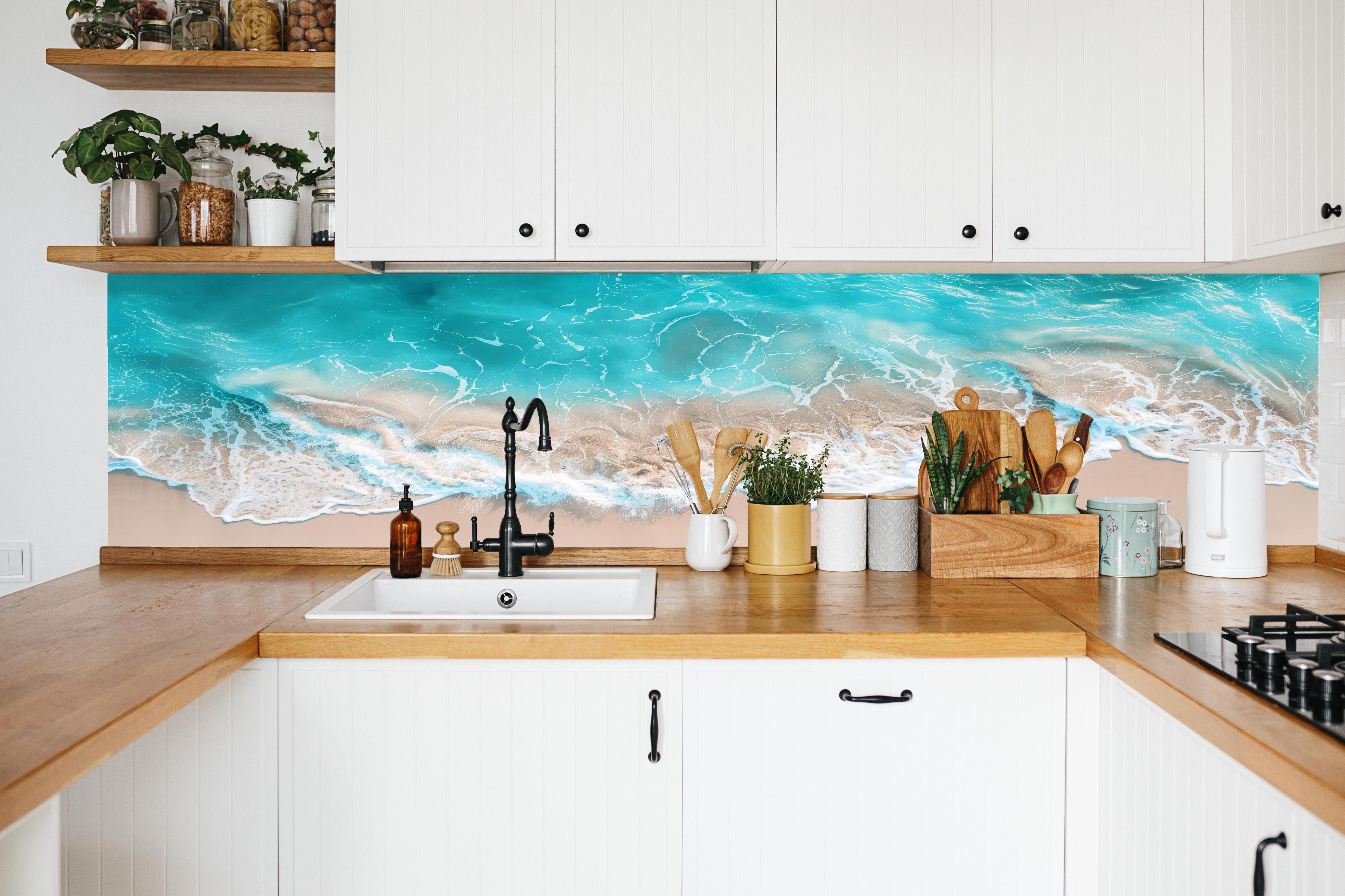 Küche - Idyllischer Sandstrand mit hypnotisierenden türkisfarbenen Wellen hinter weißen Hochglanz-Küchenregalen und schwarzem Wasserhahn