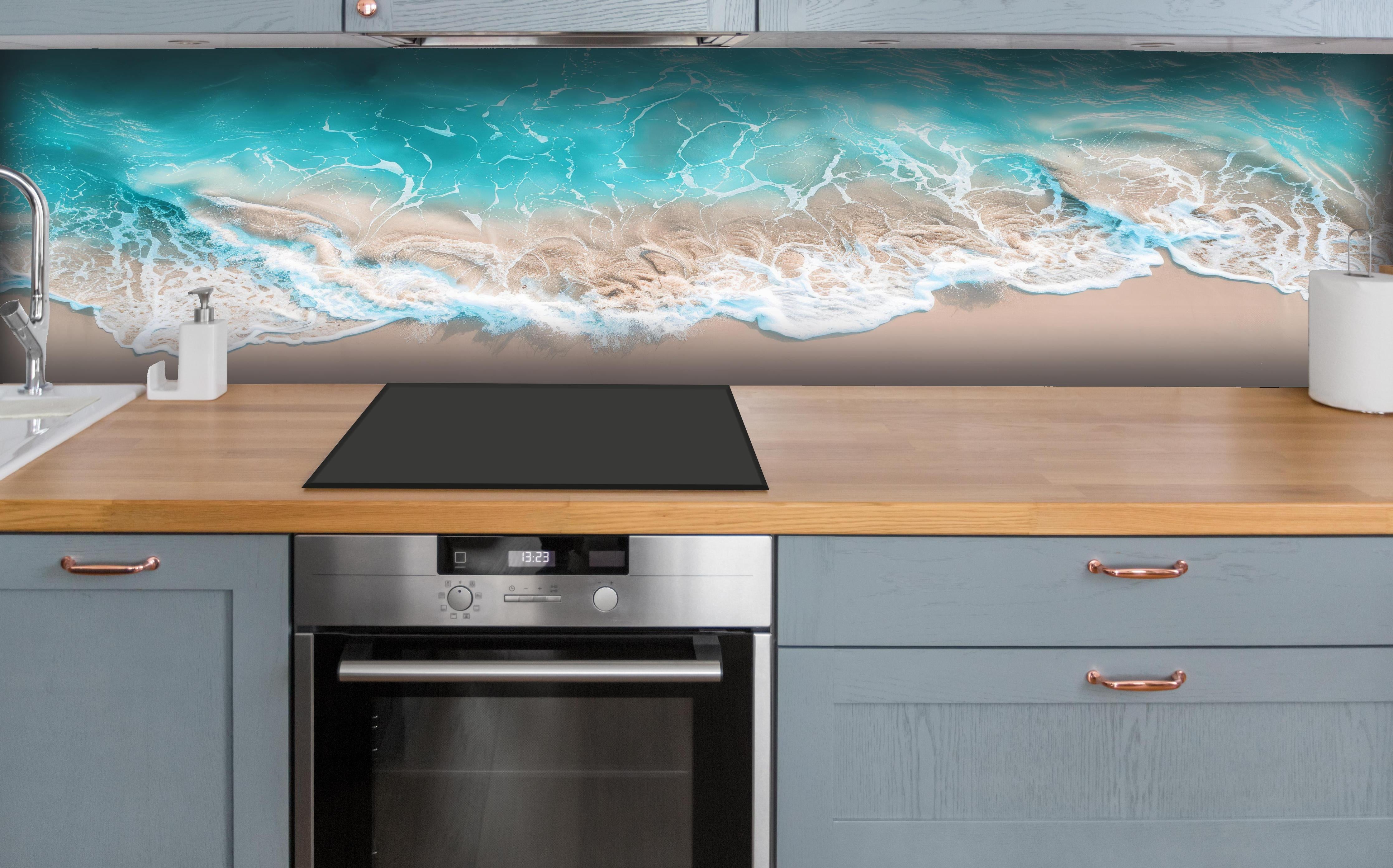 Küche - Idyllischer Sandstrand mit hypnotisierenden türkisfarbenen Wellen hinter weißen Hochglanz-Küchenregalen und schwarzem Wasserhahn