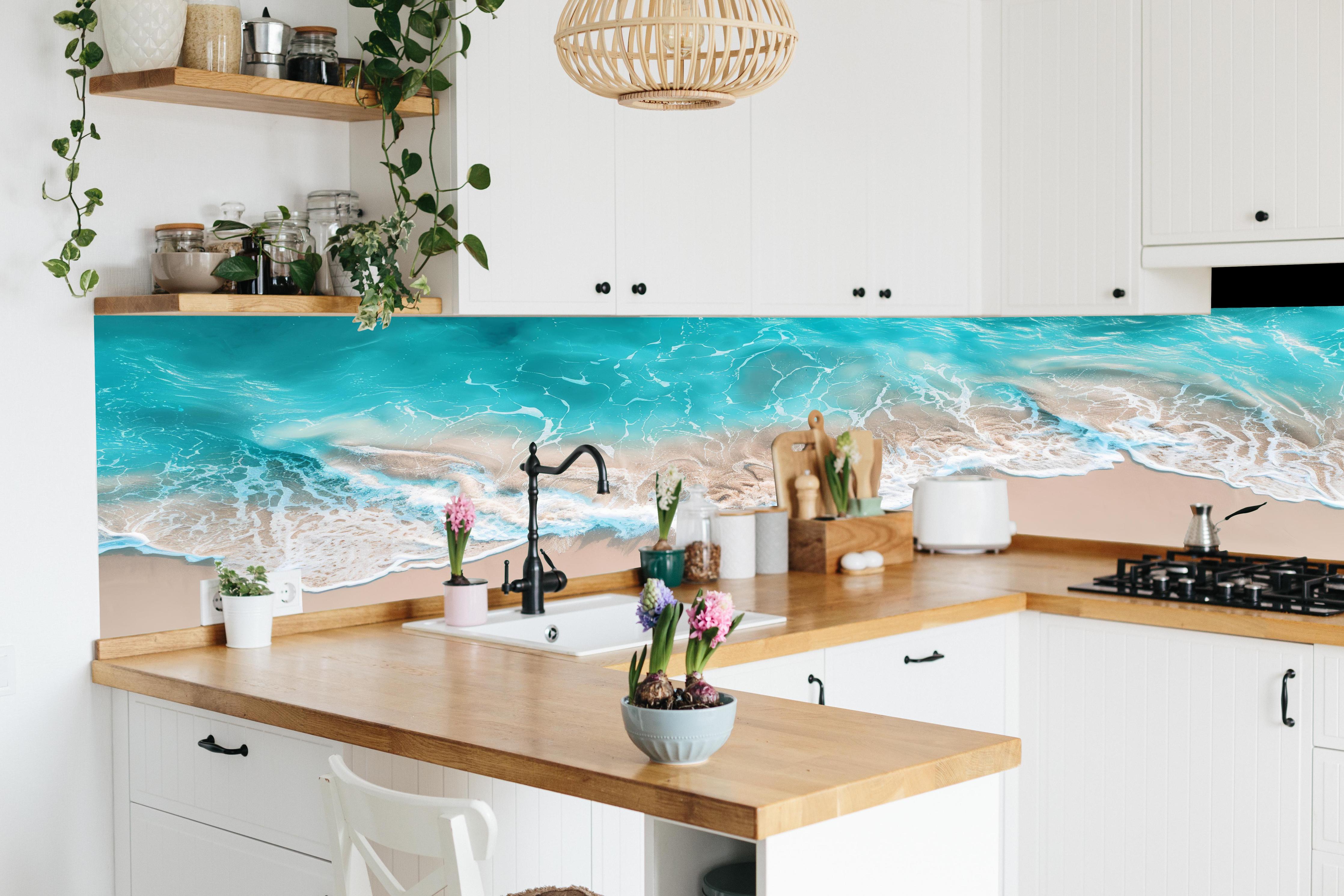 Küche - Idyllischer Sandstrand mit hypnotisierenden türkisfarbenen Wellen hinter weißen Hochglanz-Küchenregalen und schwarzem Wasserhahn