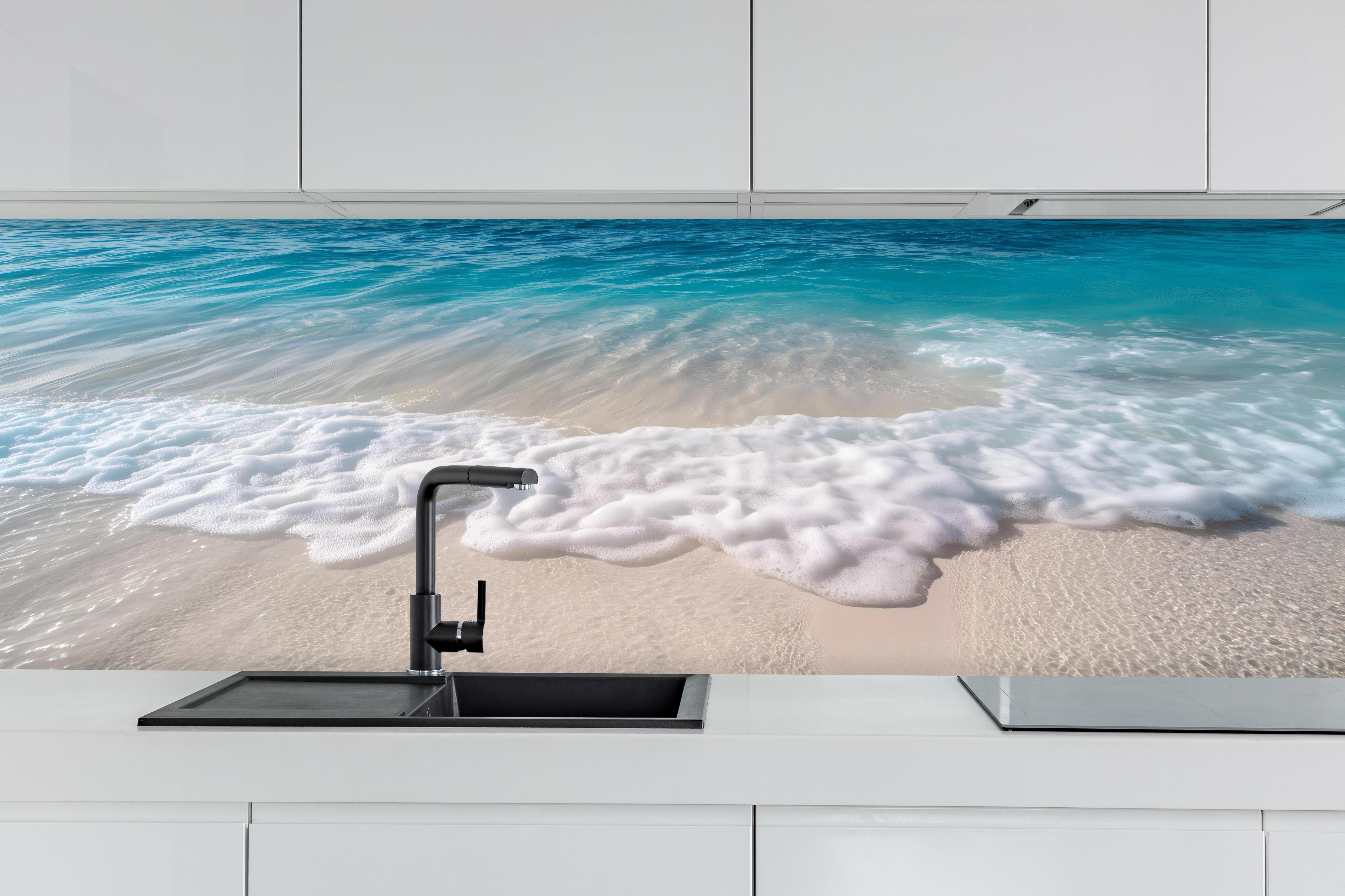 Küche - Idyllischer Strand mit sanften Wellen und weißem Schaum hinter weißen Hochglanz-Küchenregalen und schwarzem Wasserhahn