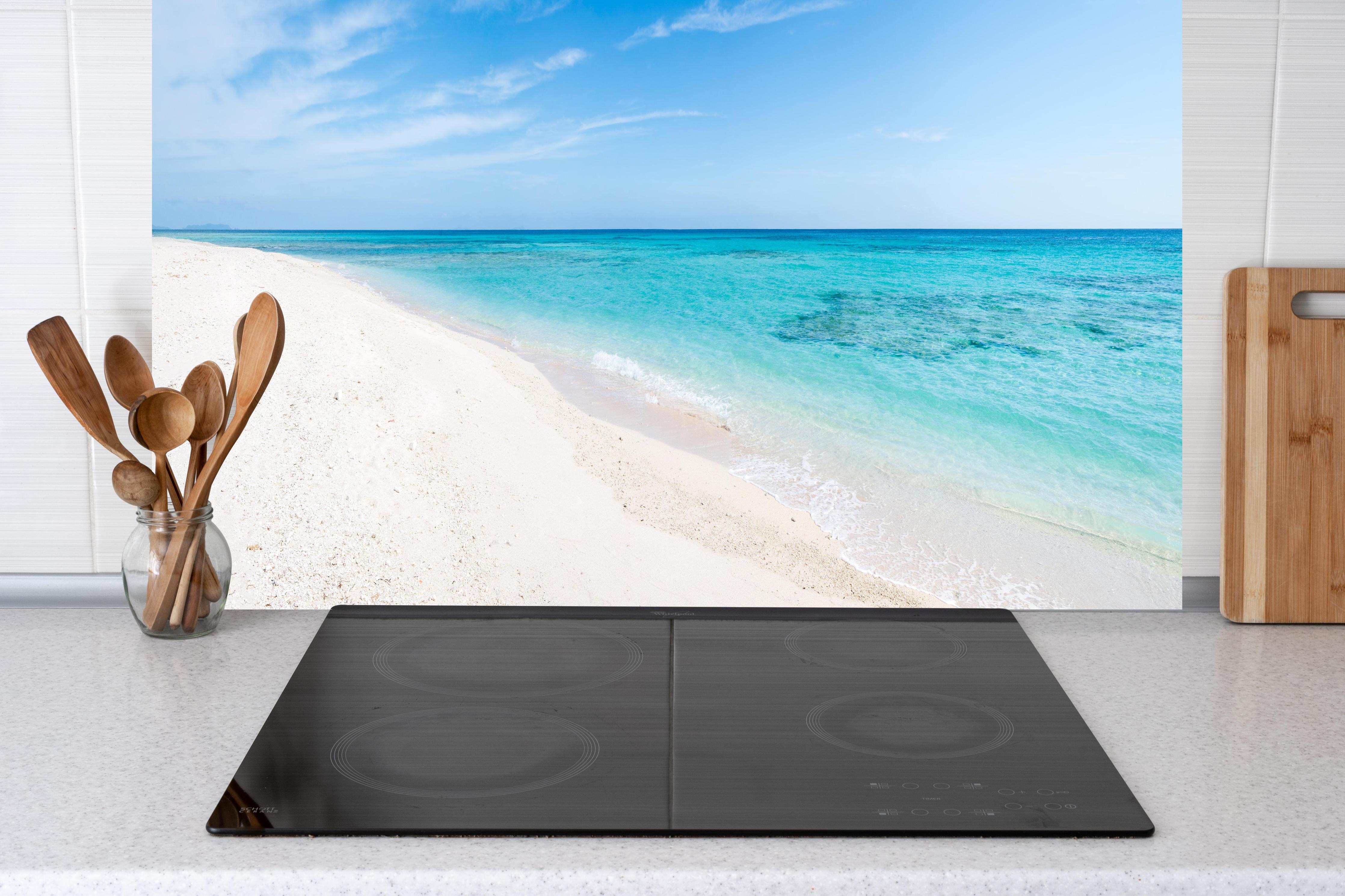 Küche - Idyllischer karibischer Strand mit strahlend blauem Wasser und feinem Sand hinter weißen Hochglanz-Küchenregalen und schwarzem Wasserhahn